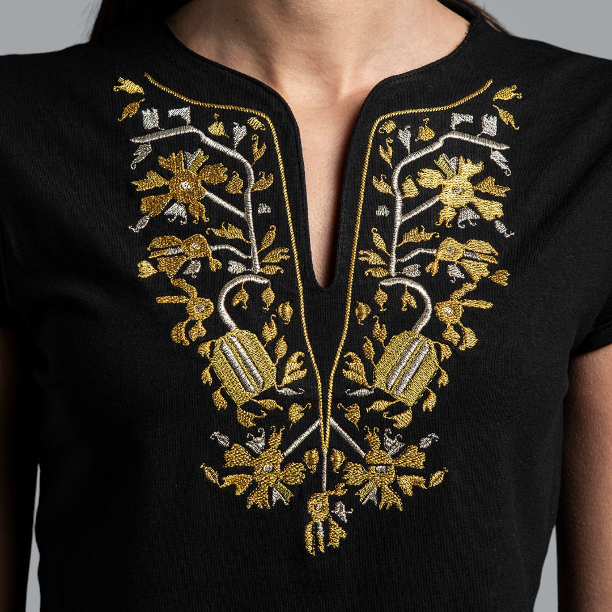 Тениска с V-деколте "Дърво на живота"