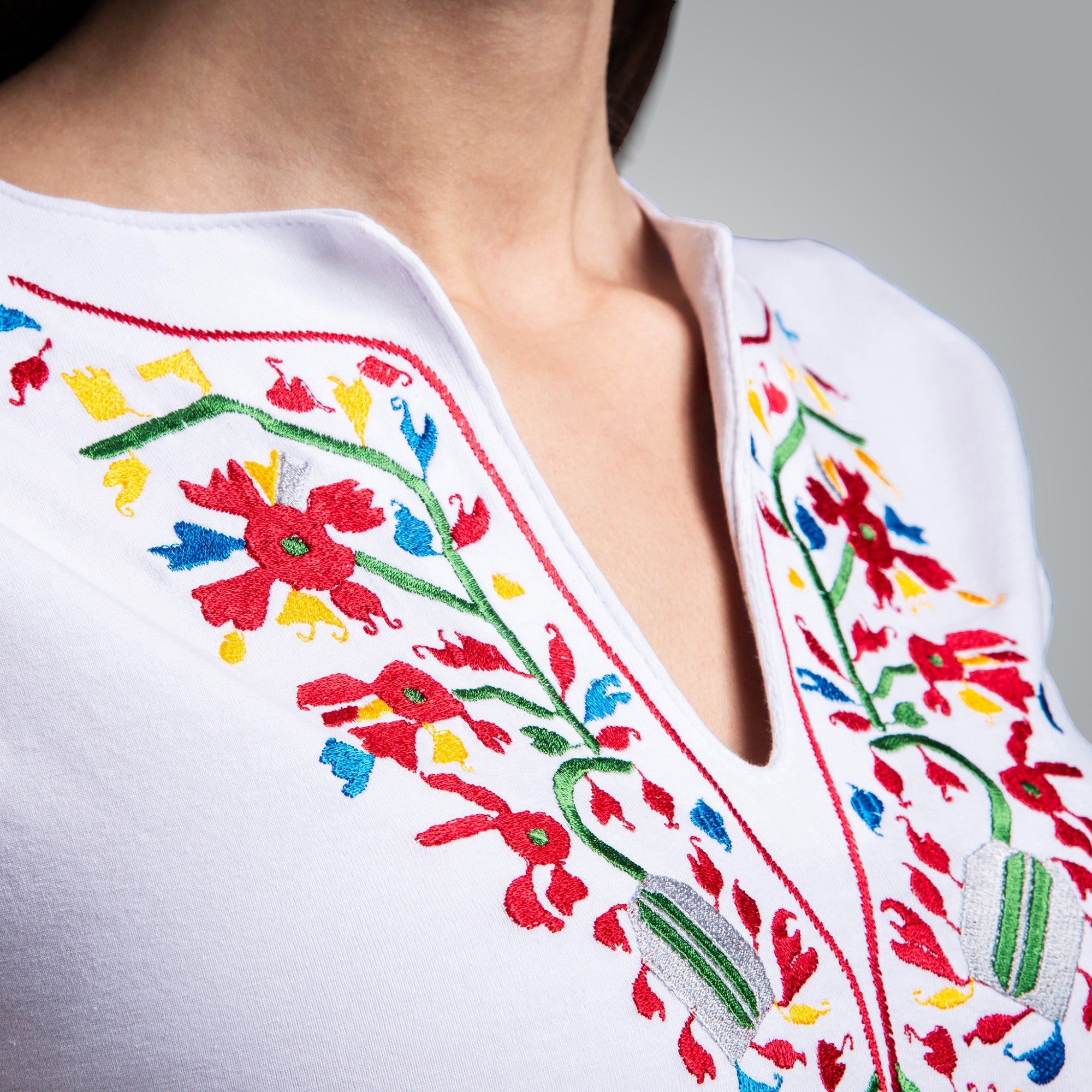 Тениска с V-деколте "Дърво на живота"