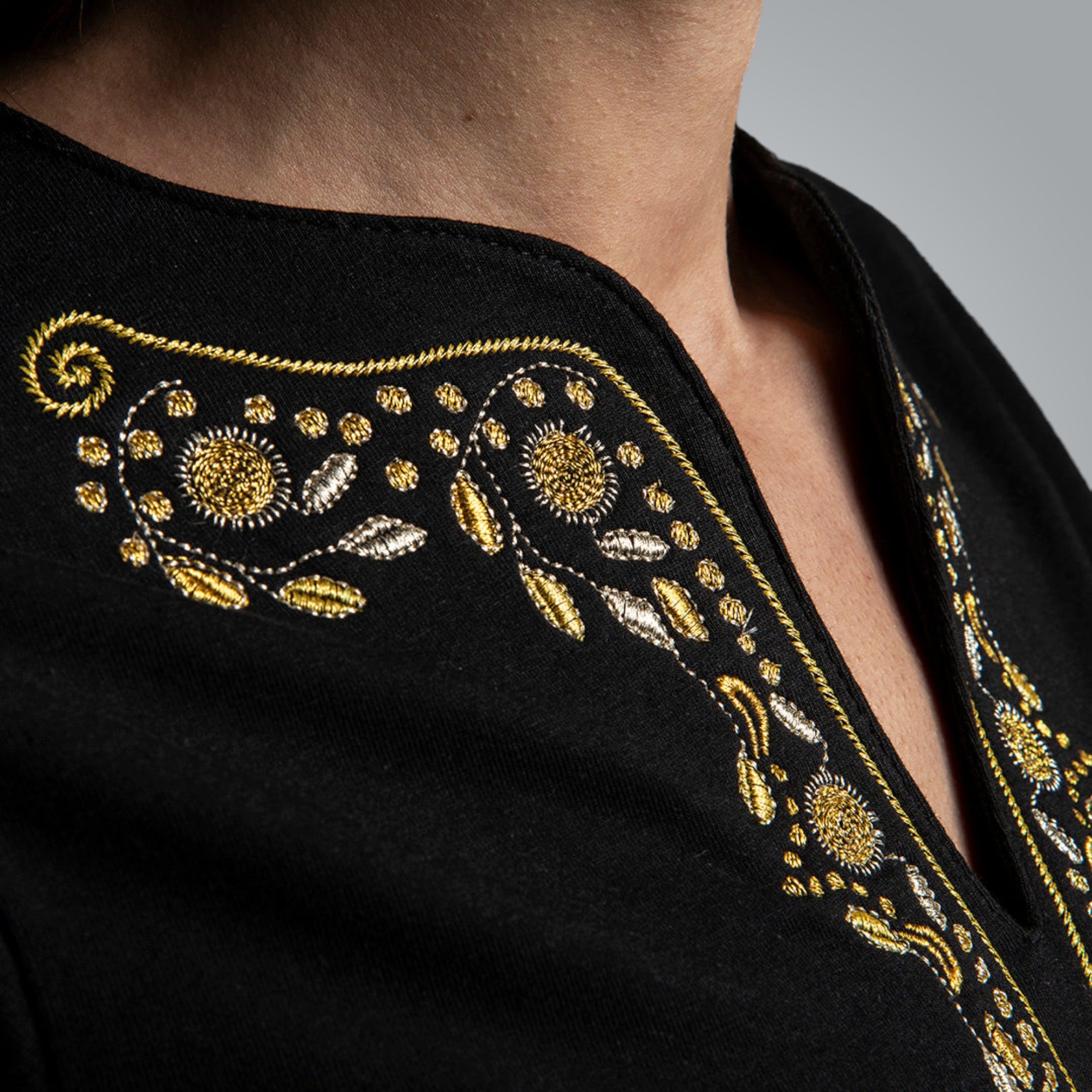 Тениска с V-деколте "Плодородие"