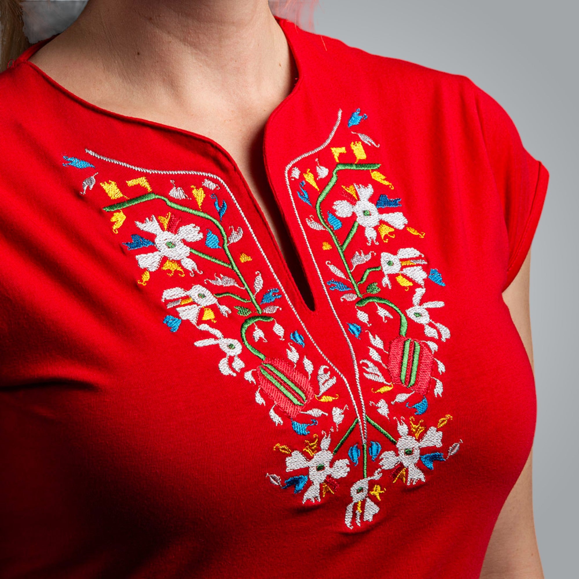 Тениска с V-деколте "Дърво на живота"