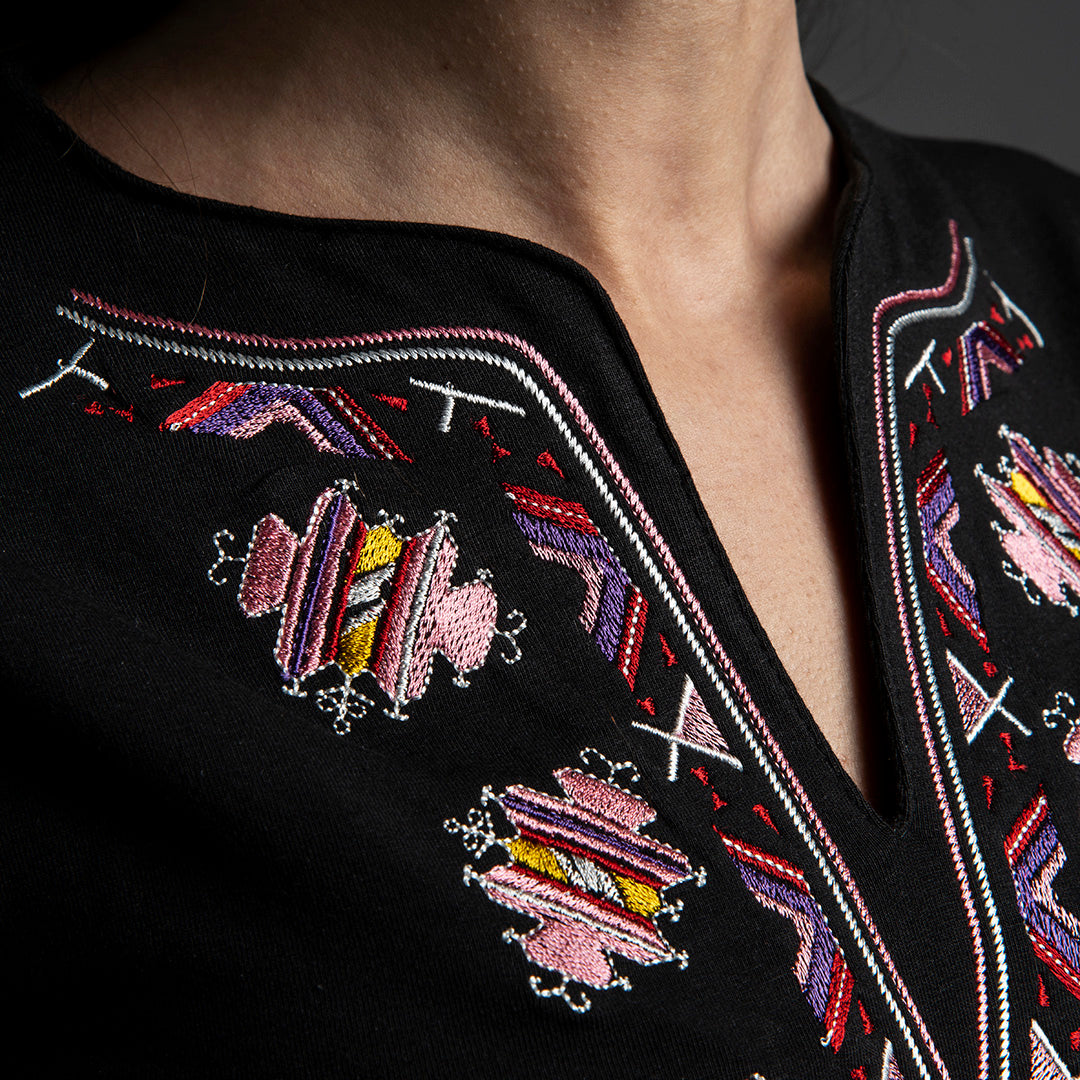 Дамска тениска V образно деколте - бродирана с мотиви от шопско от "Везба"