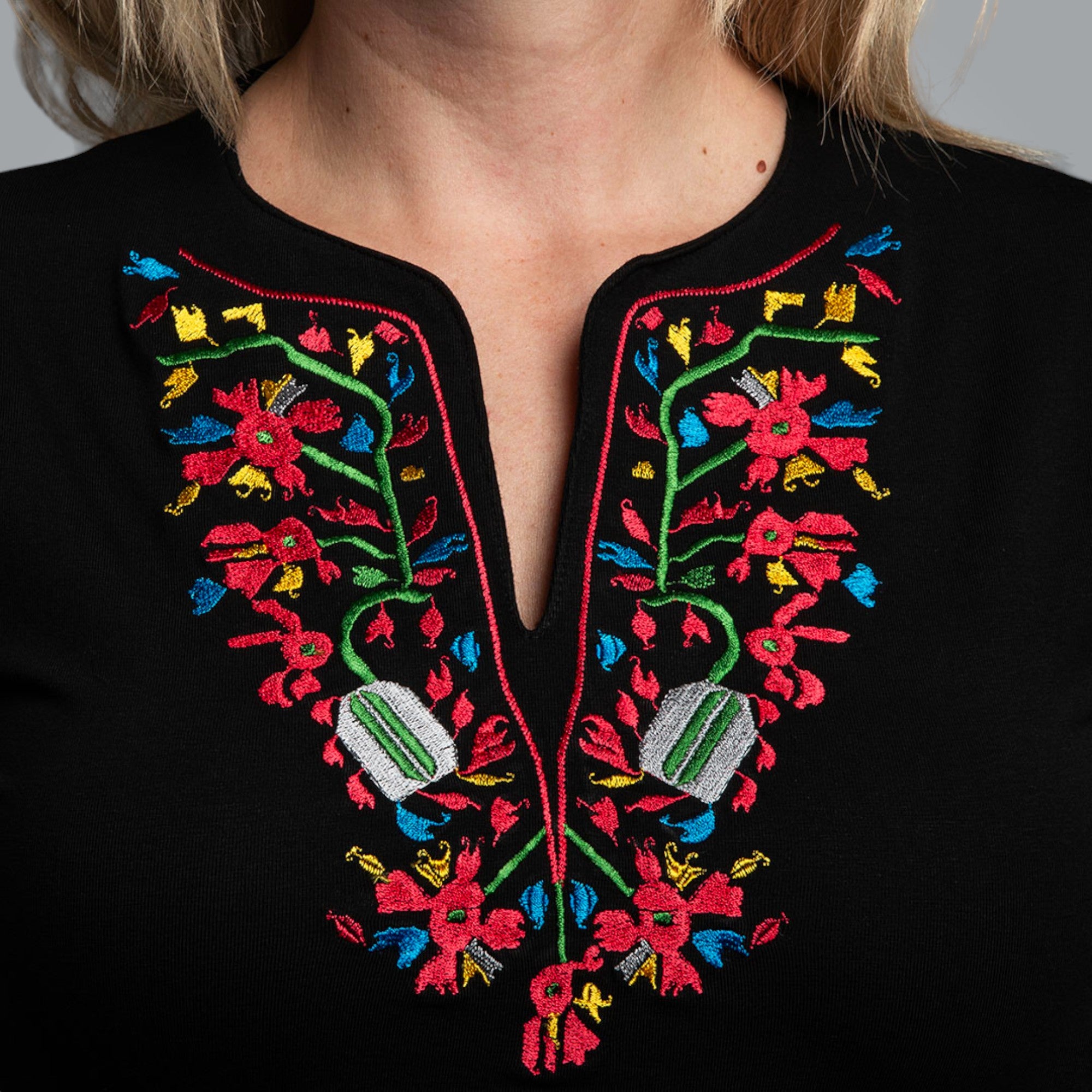 Тениска с V-деколте "Дърво на живота"