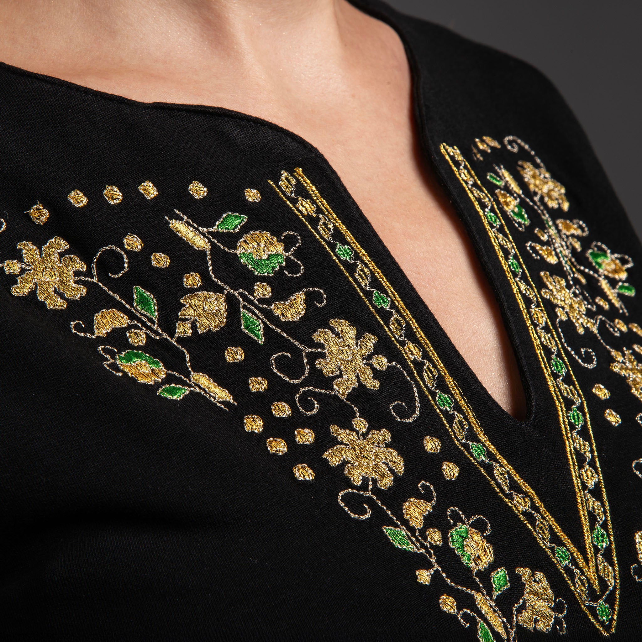 Тениска с V-деколте "Прелест"