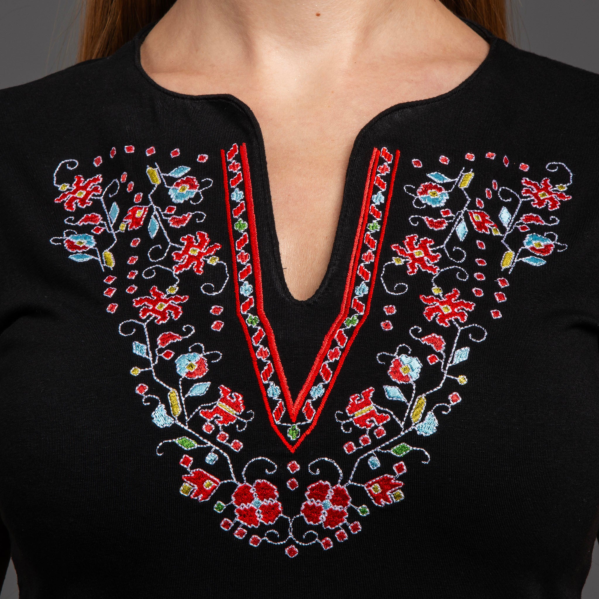 Тениска с V-деколте "Прелест"