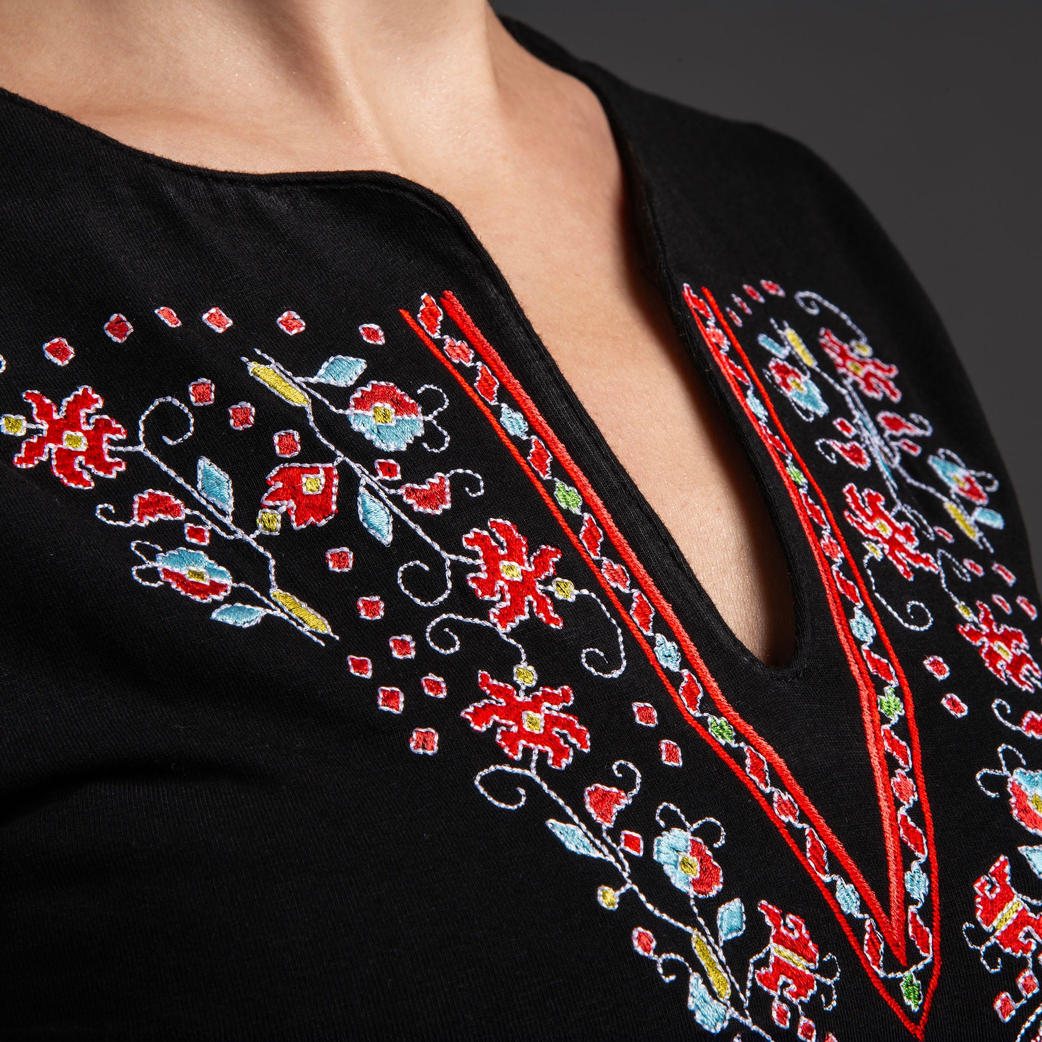 Тениска с V-деколте "Прелест"