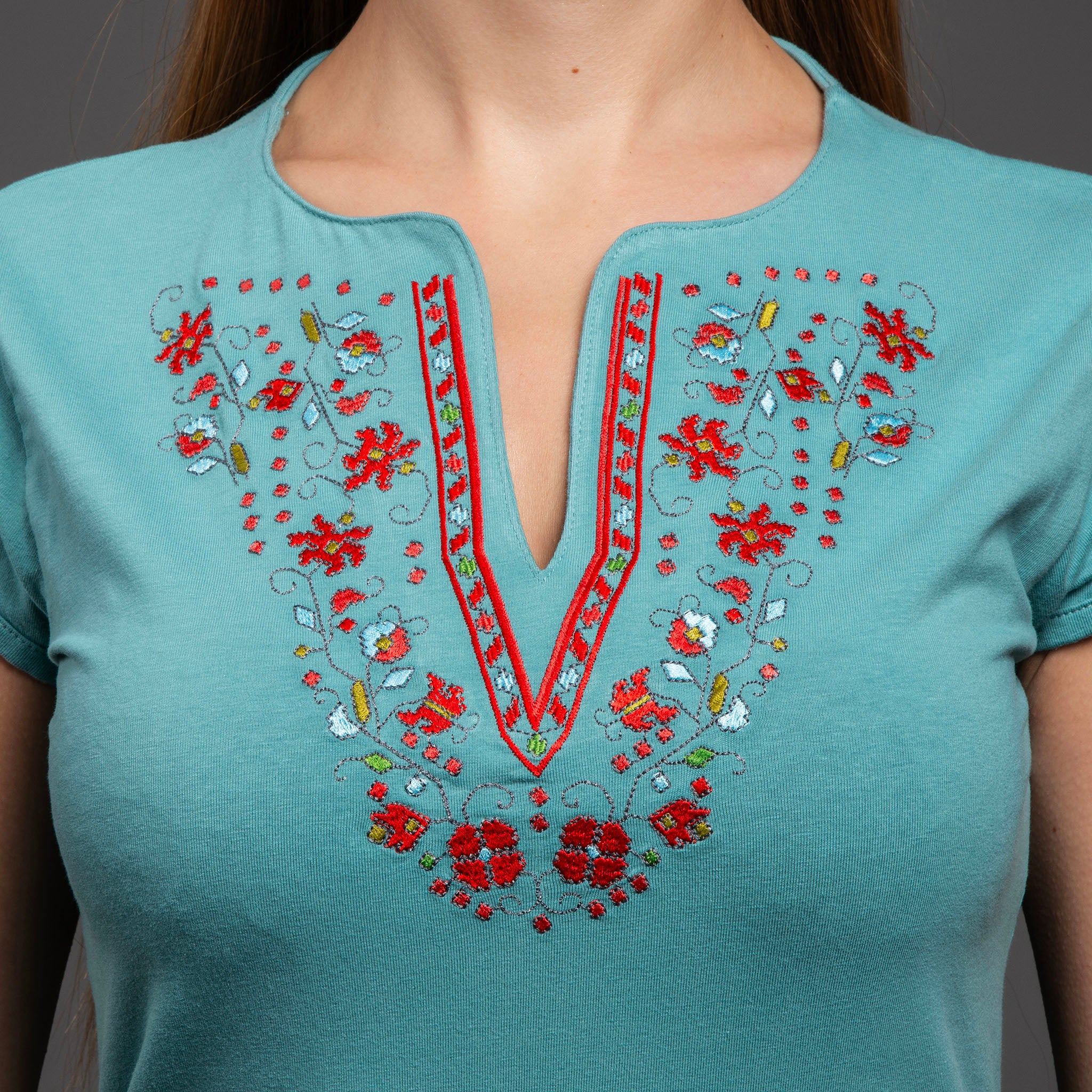 Тениска с V-деколте "Прелест"