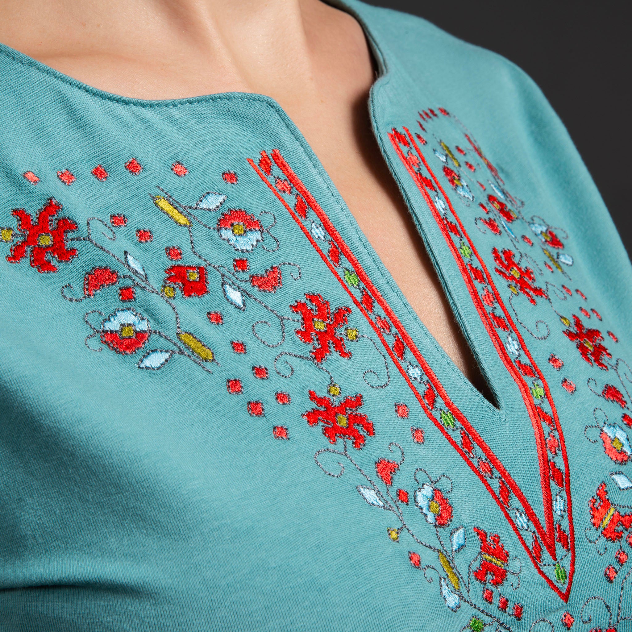 Тениска с V-деколте "Прелест"