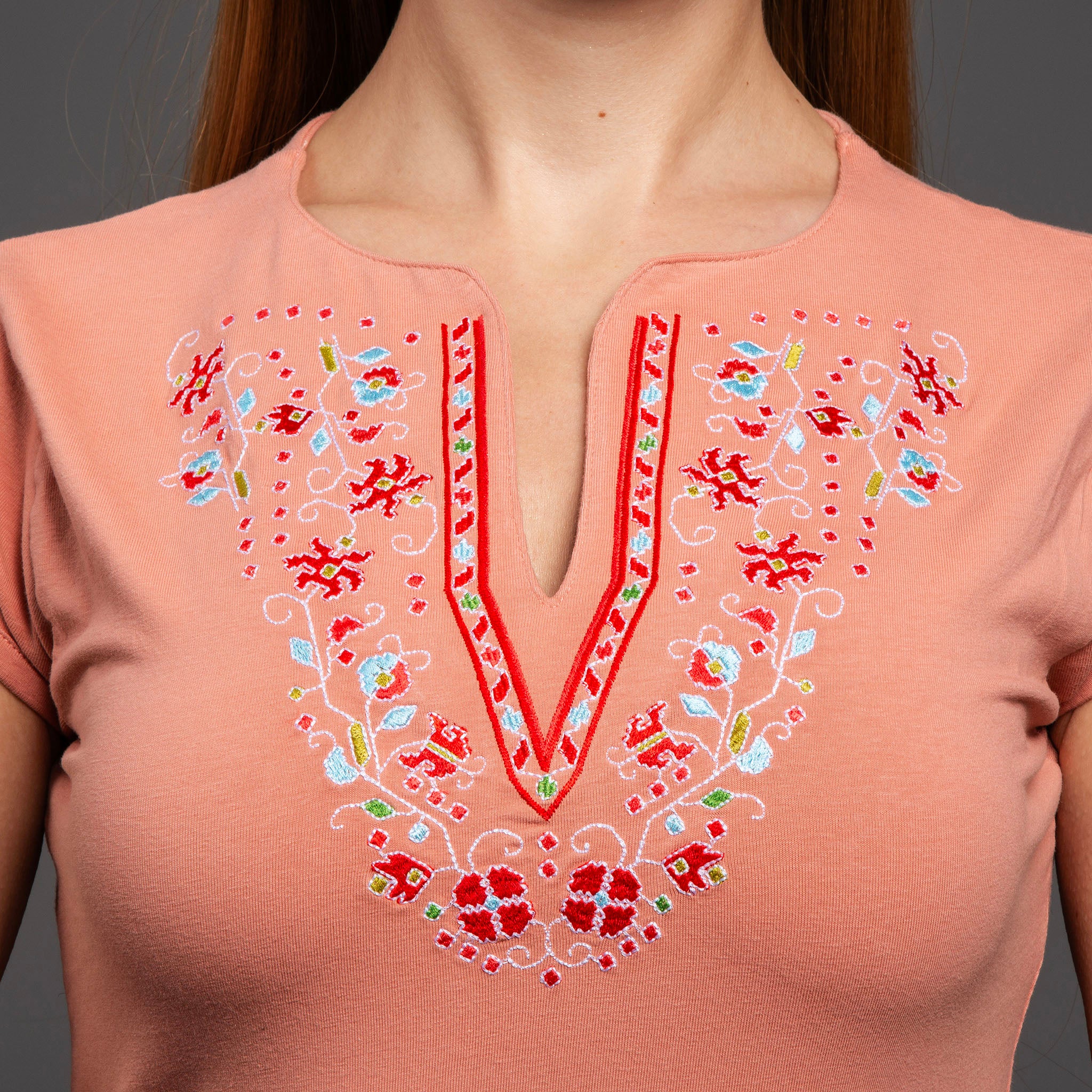 Тениска с V-деколте "Прелест"