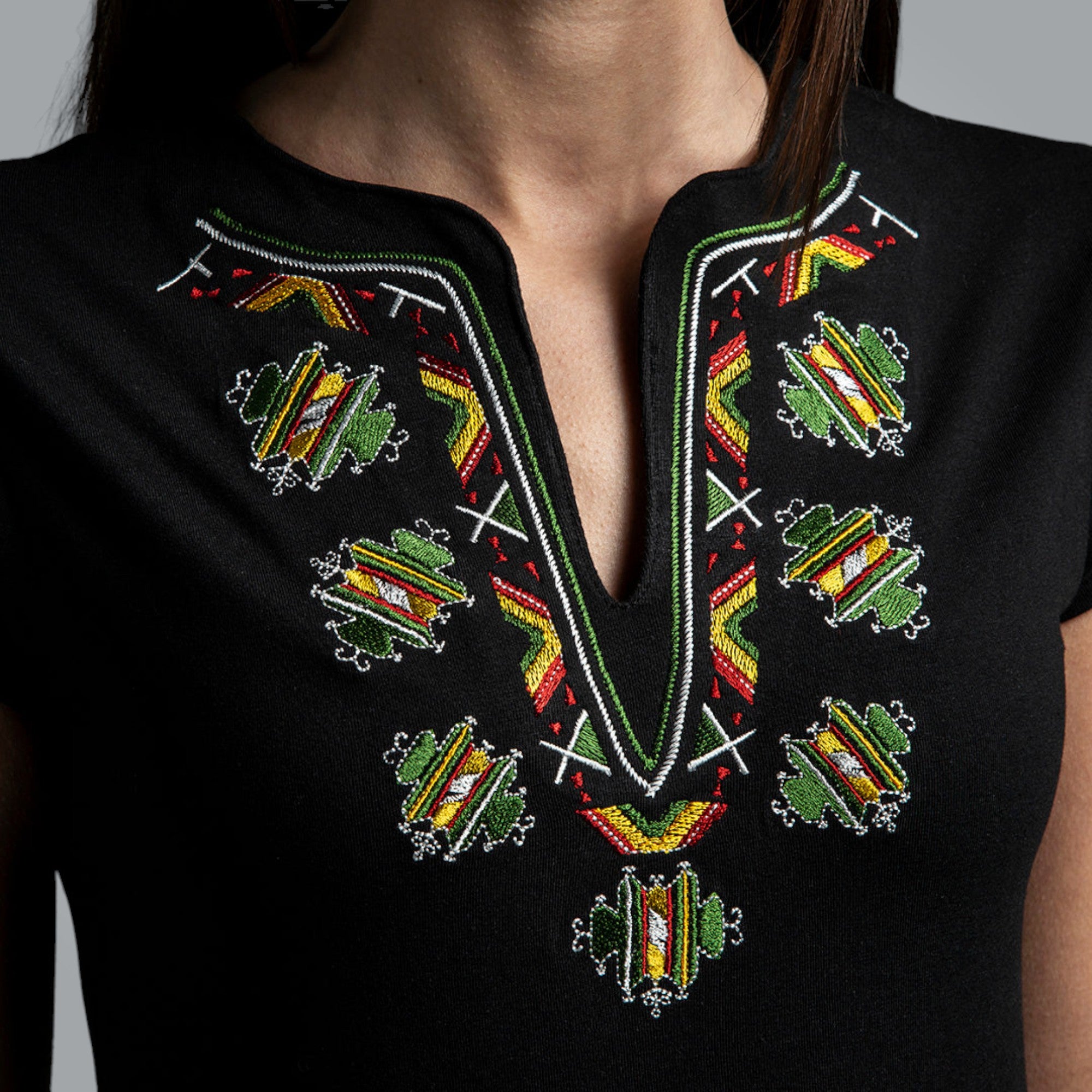 Тениска с V деколте "от Шоплука"