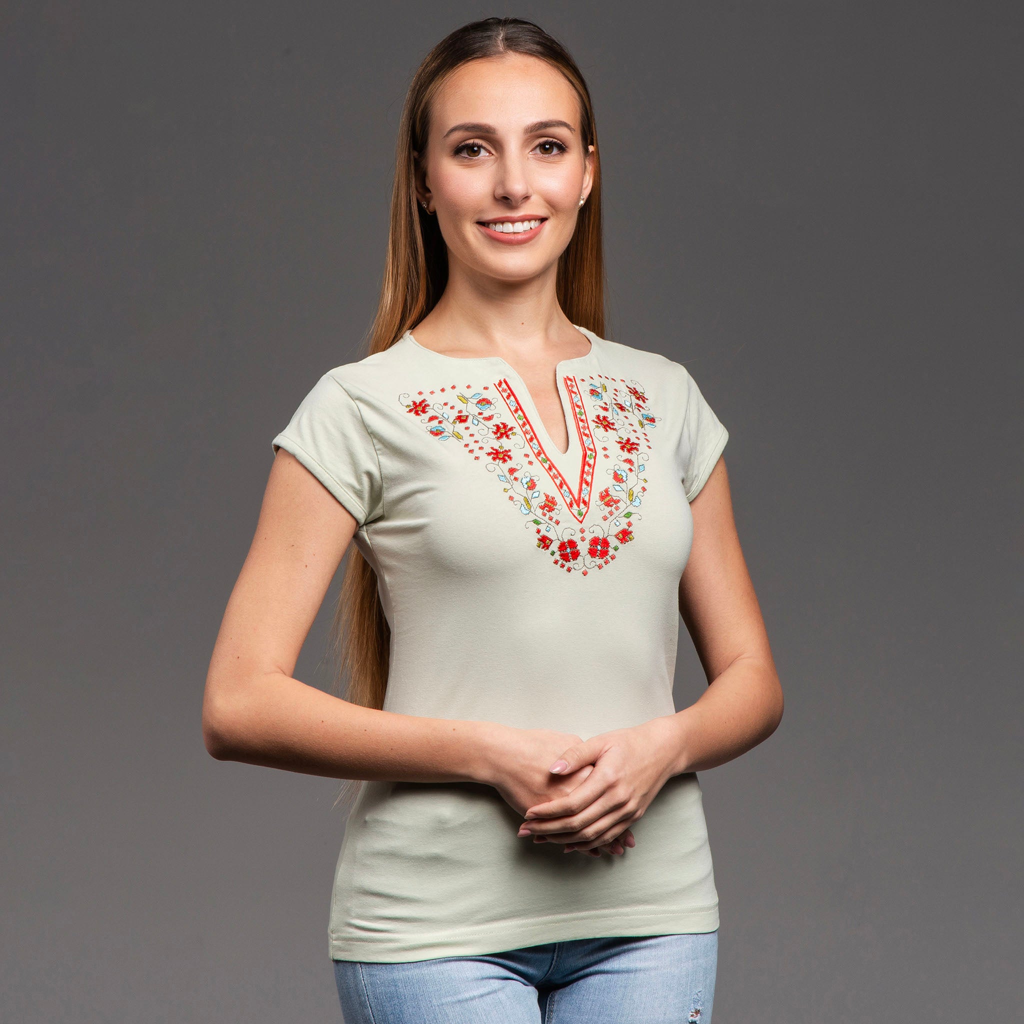 Тениска с V-деколте "Прелест"