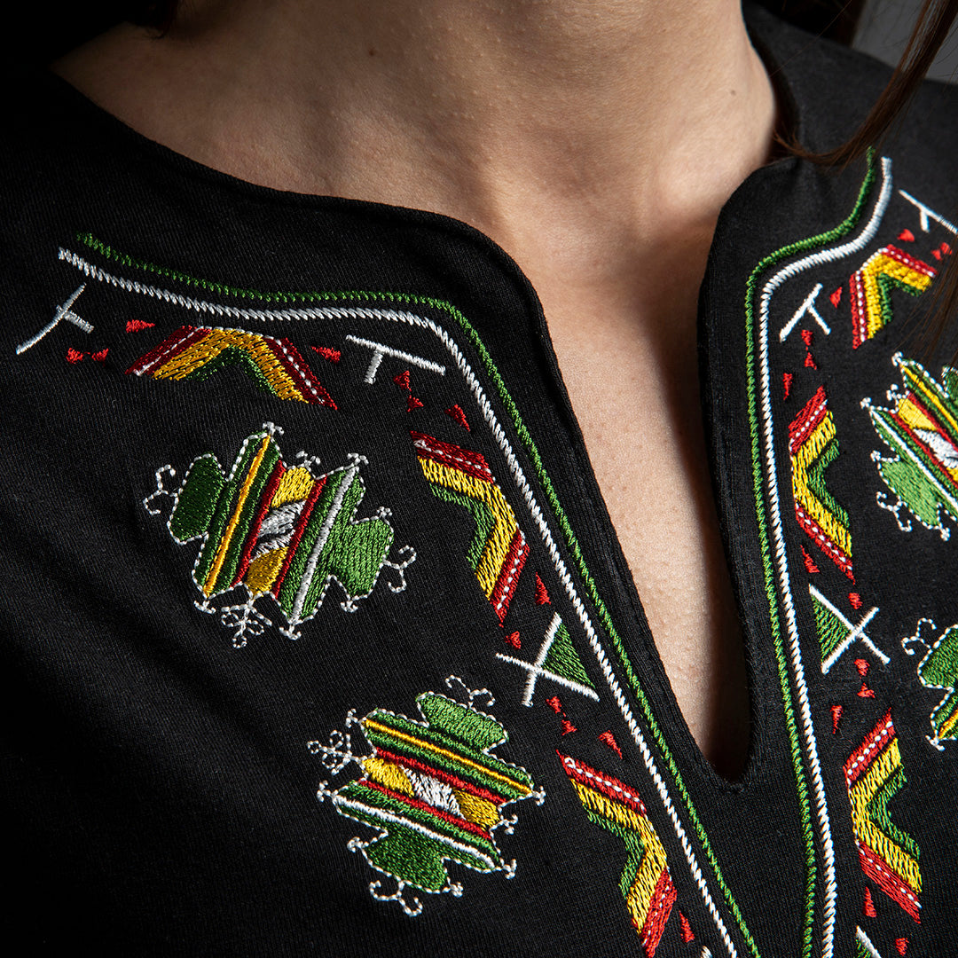 Дамска тениска V образно деколте - бродирана с мотиви от шопско от "Везба"