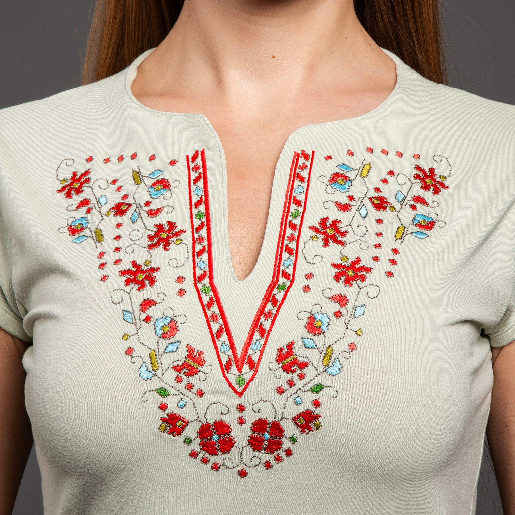 Тениска с V-деколте "Прелест"