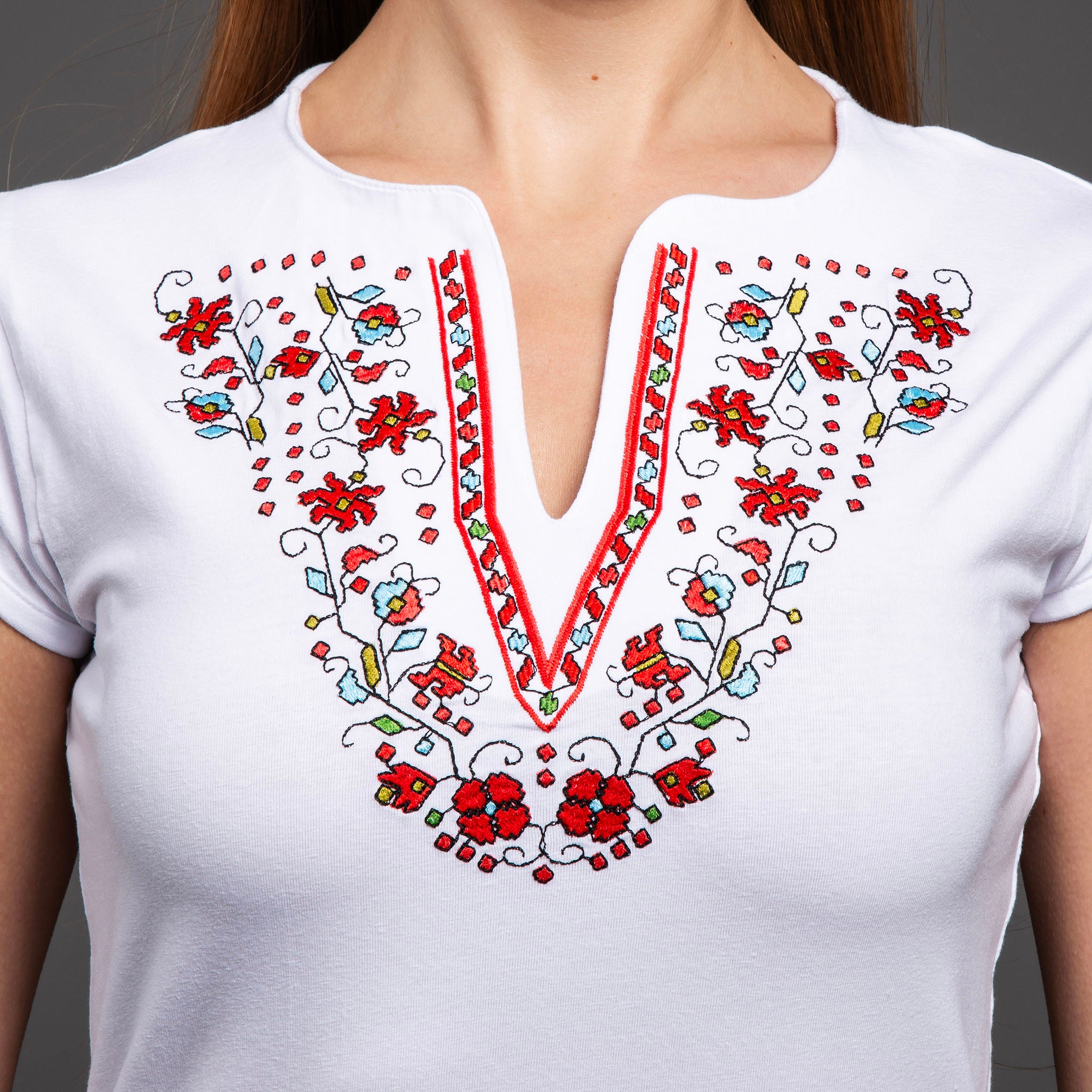 Тениска с V-деколте "Прелест"