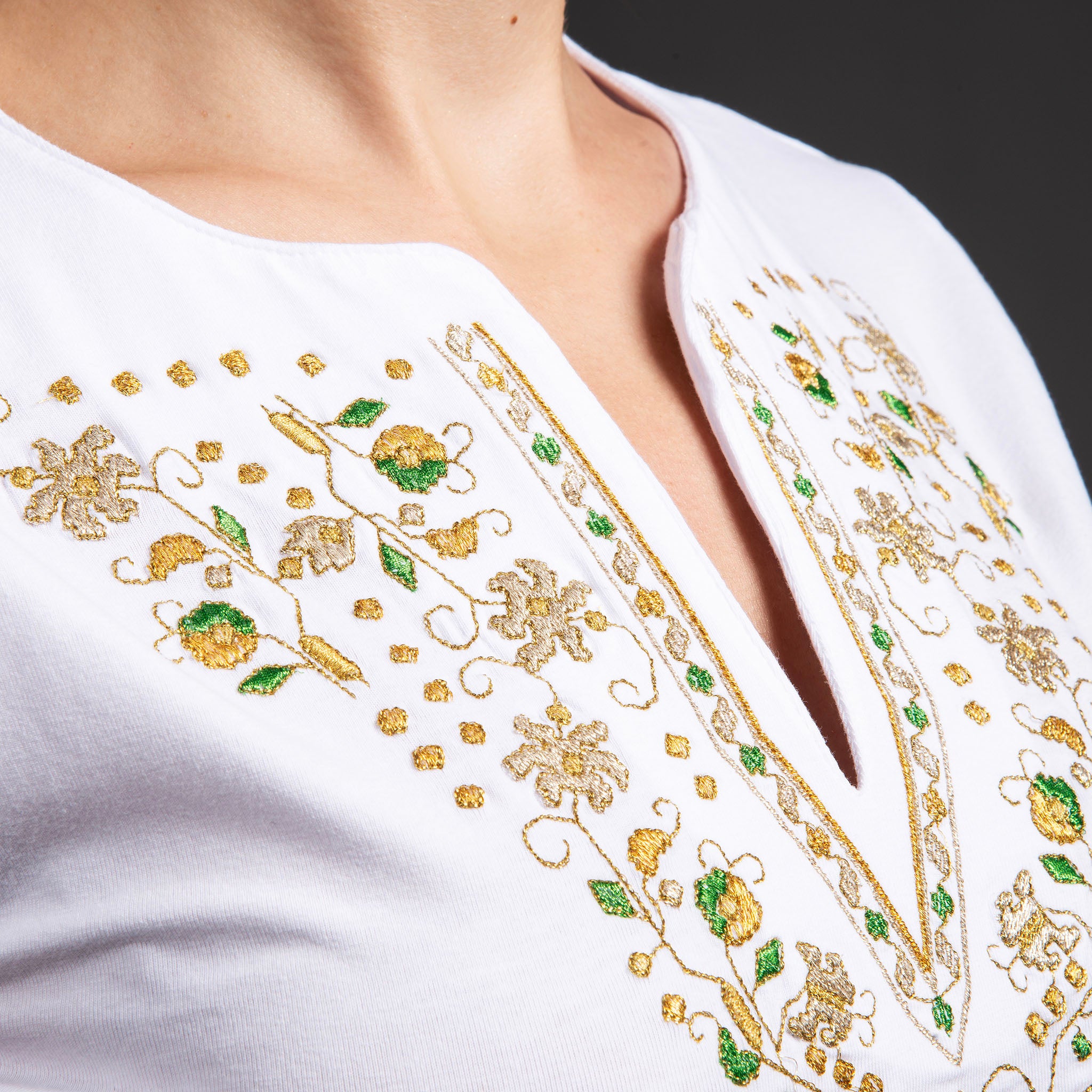 Тениска с V-деколте "Прелест"