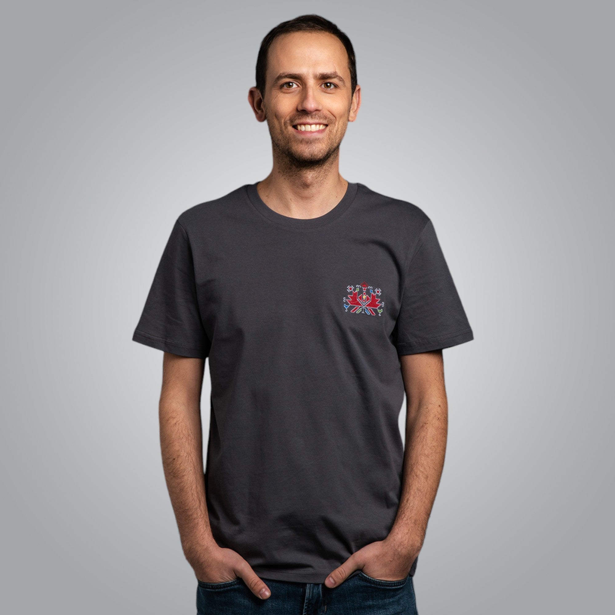 Тениска с детайл от шевица "Аз съм"