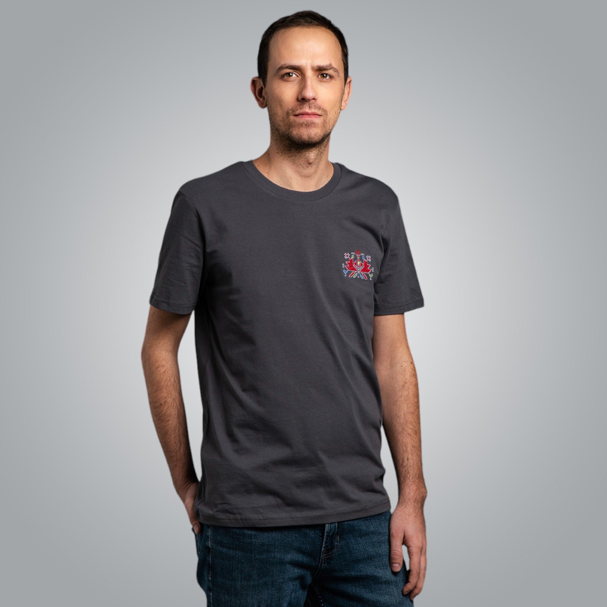 Тениска с детайл от шевица "Аз съм"