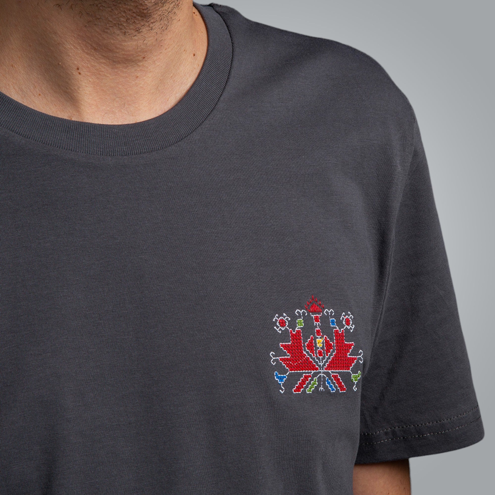 Тениска с детайл от шевица "Аз съм"