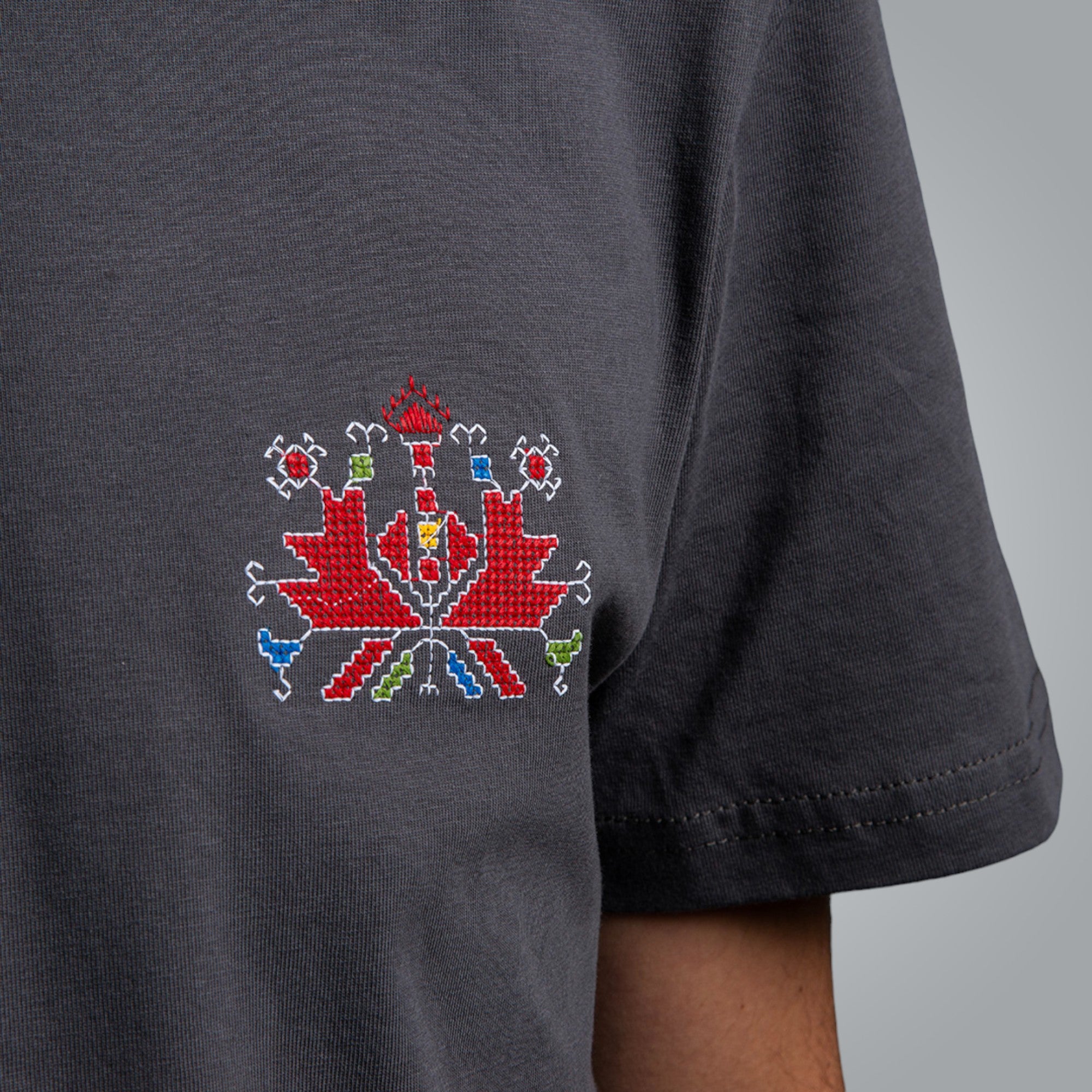 Тениска с детайл от шевица "Аз съм"