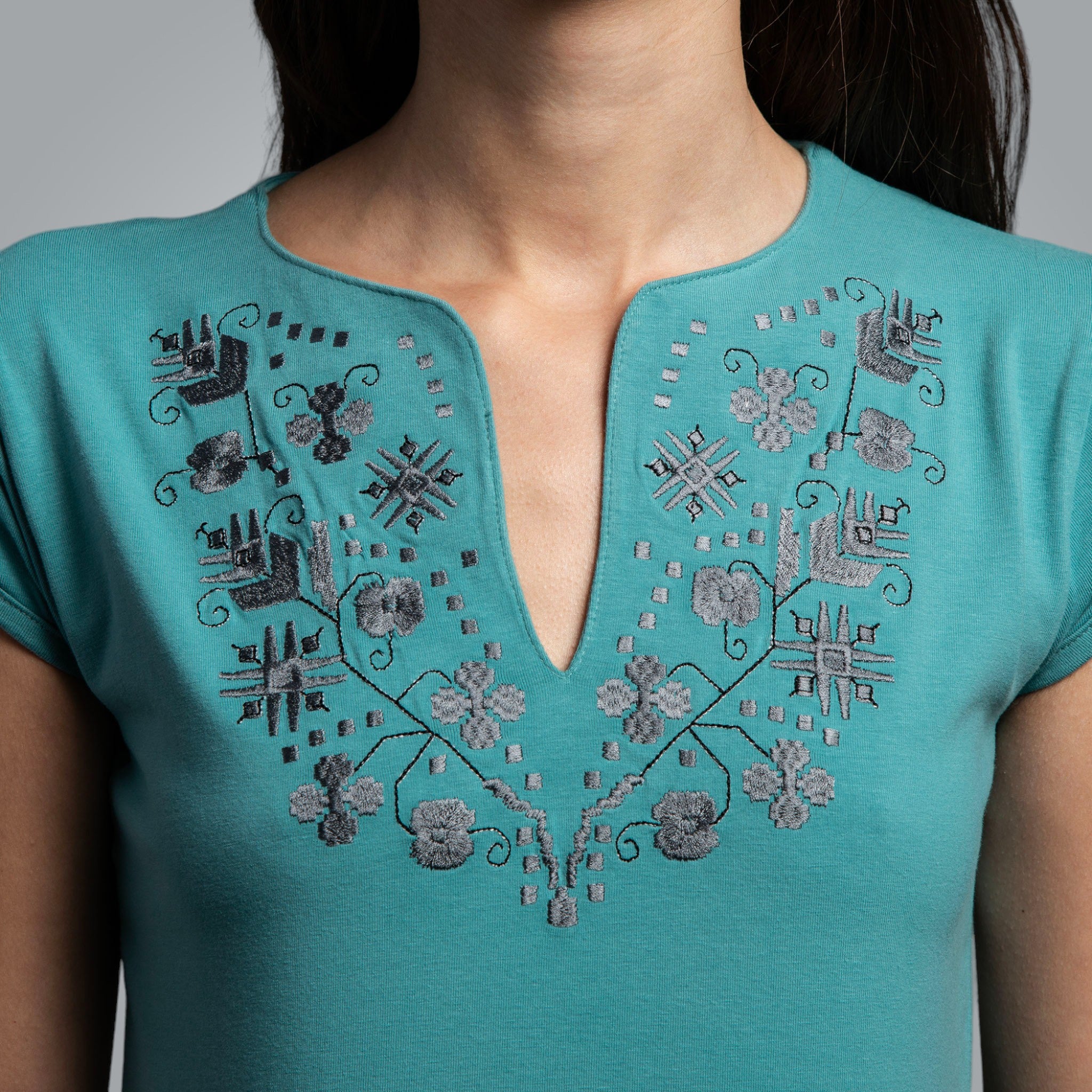 Тениска с V-деколте "Тракийска"