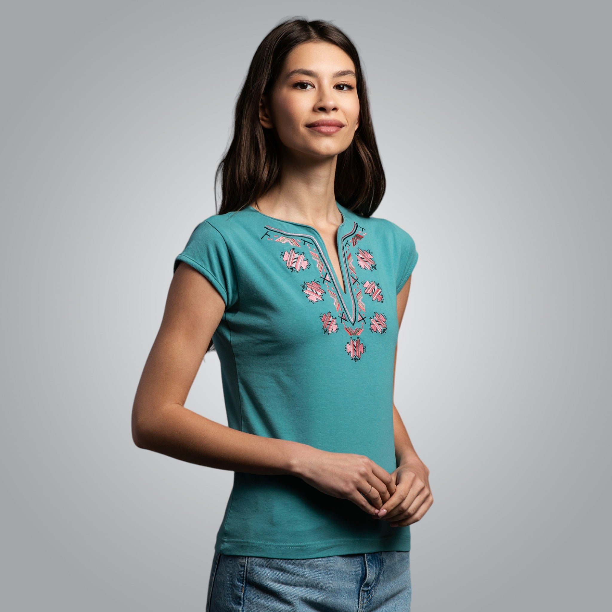 Тениска с V деколте "от Шоплука"