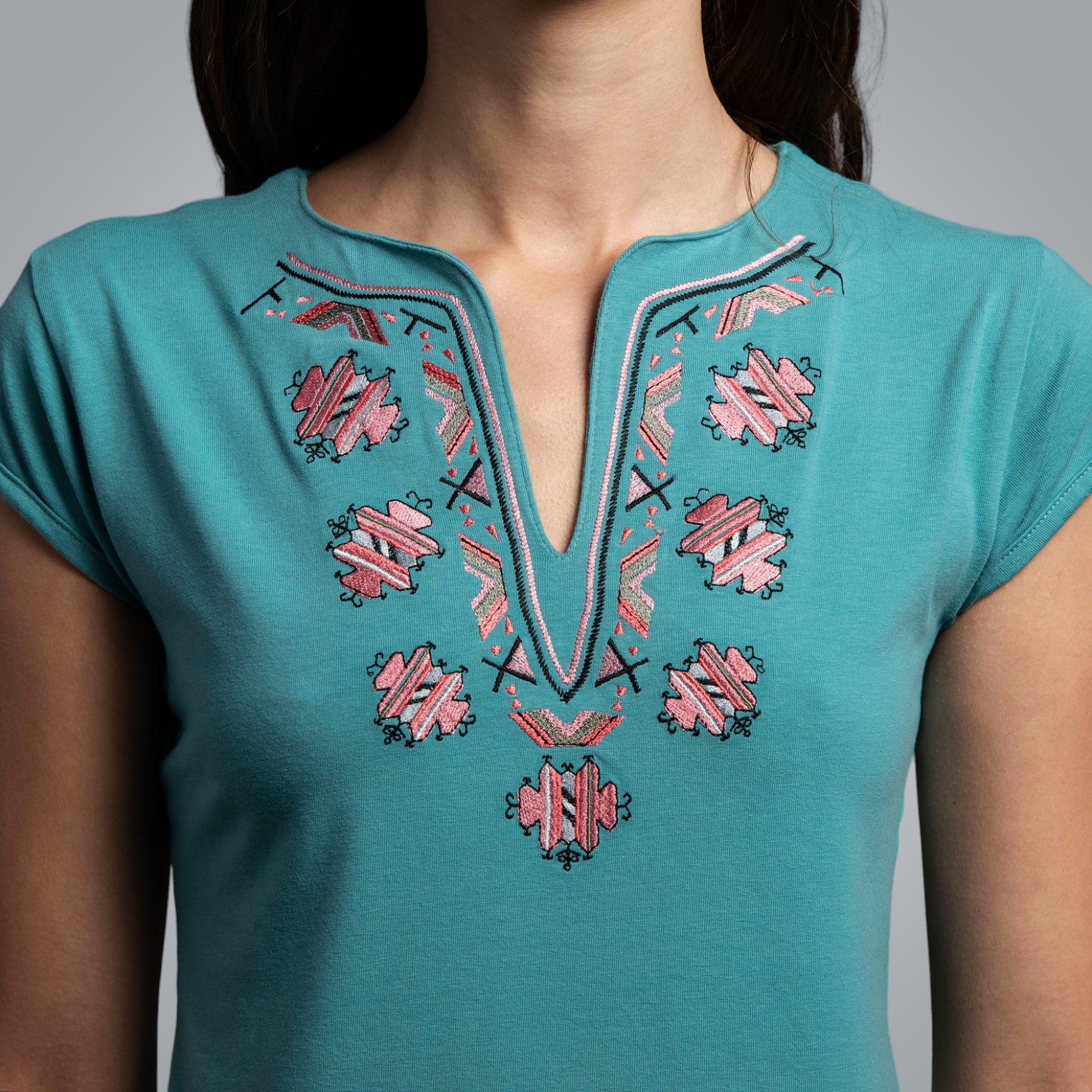 Тениска с V деколте "от Шоплука"