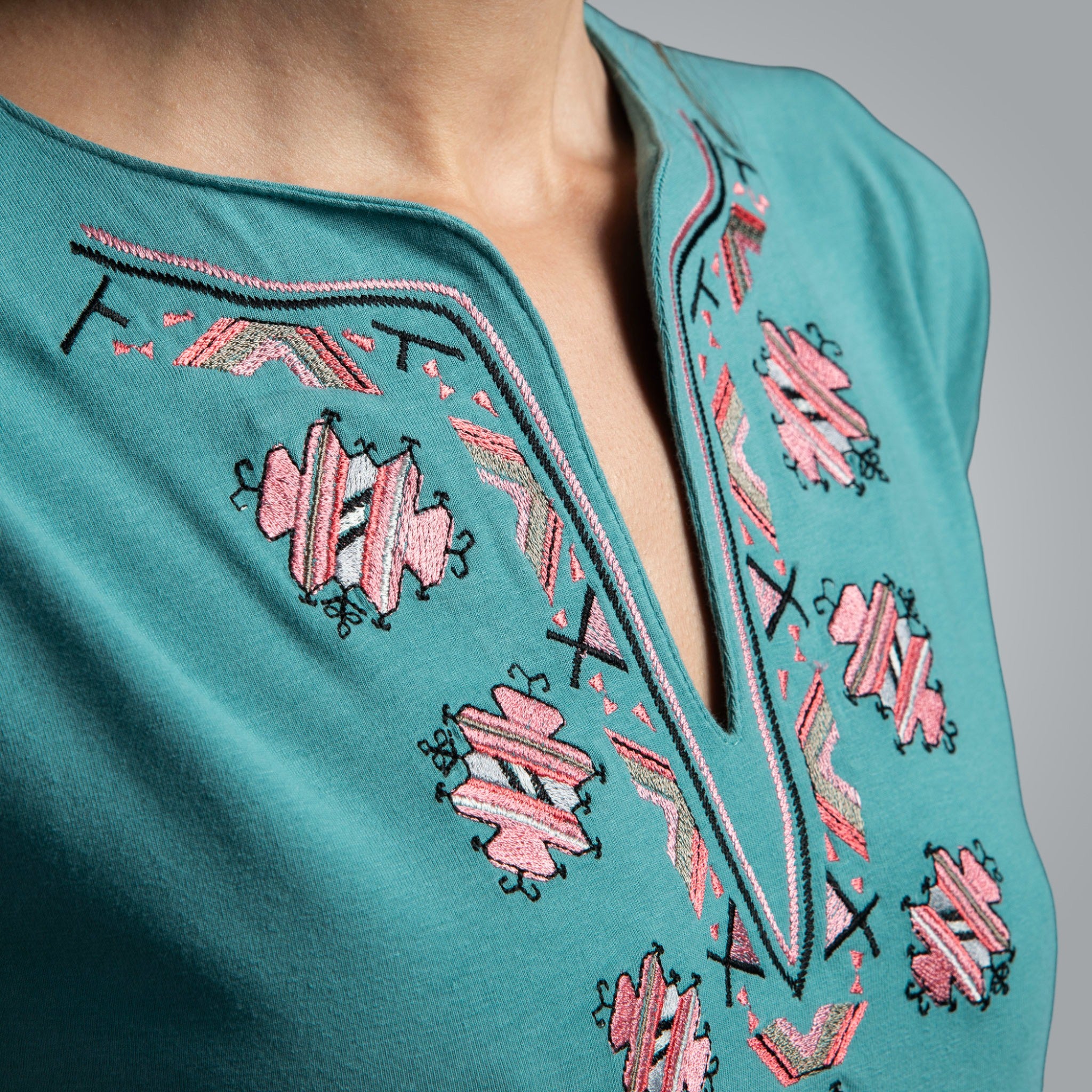 Тениска с V деколте "от Шоплука"