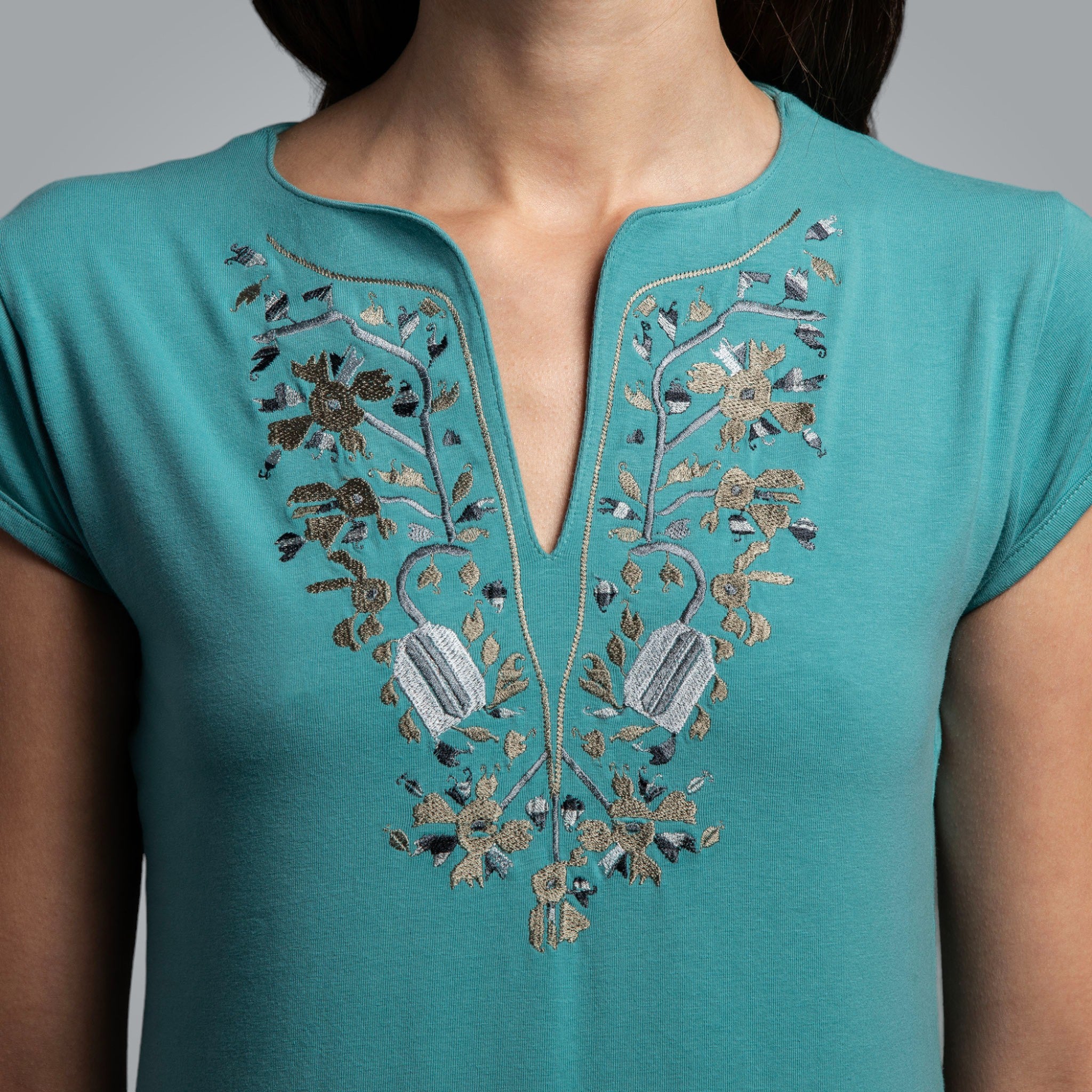 Тениска с V-деколте "Дърво на живота"