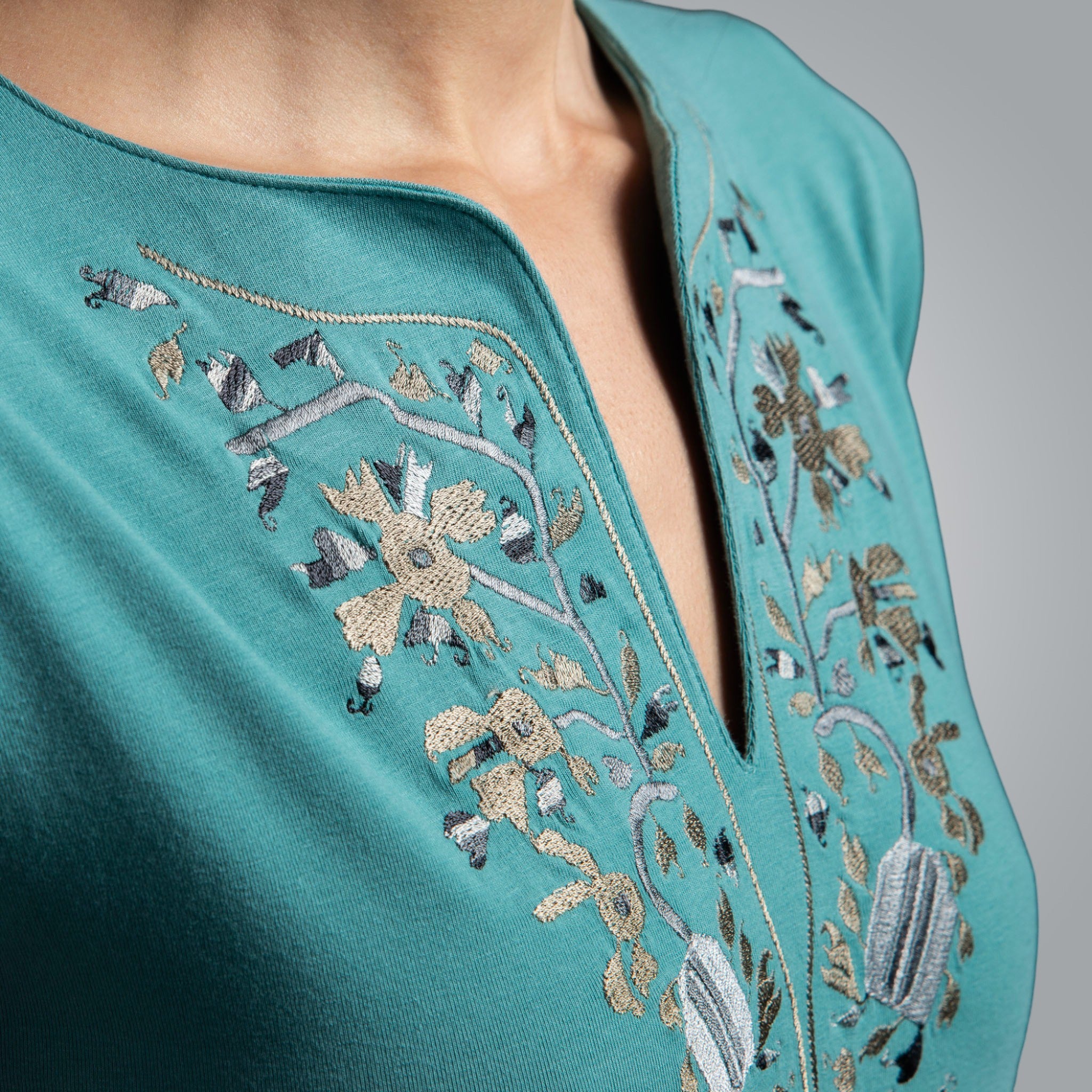 Тениска с V-деколте "Дърво на живота"