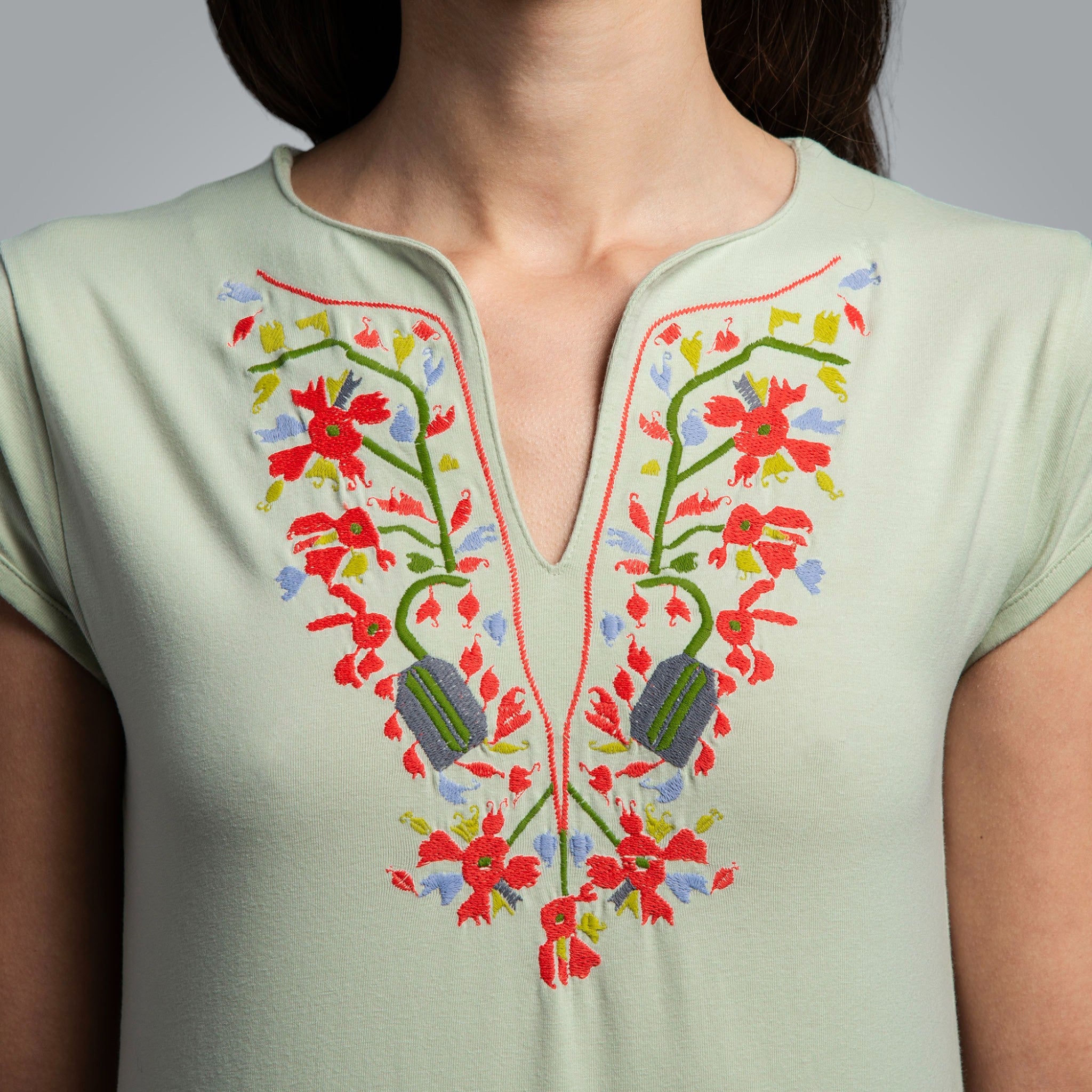 Тениска с V-деколте "Дърво на живота"