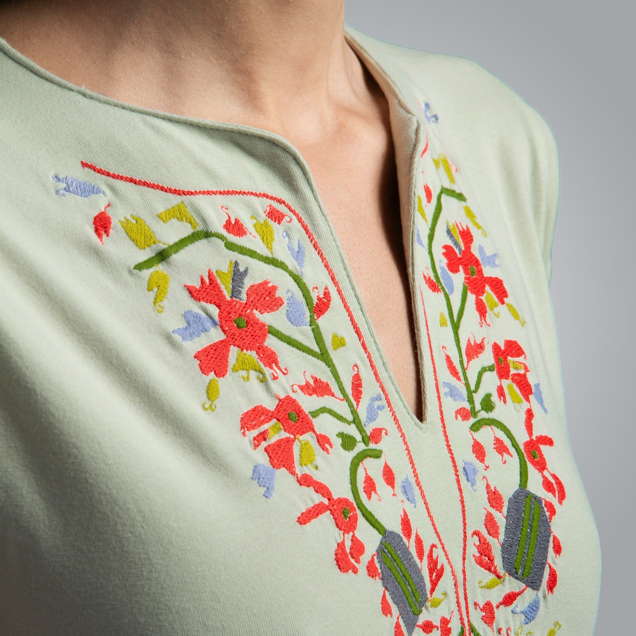 Тениска с V-деколте "Дърво на живота"