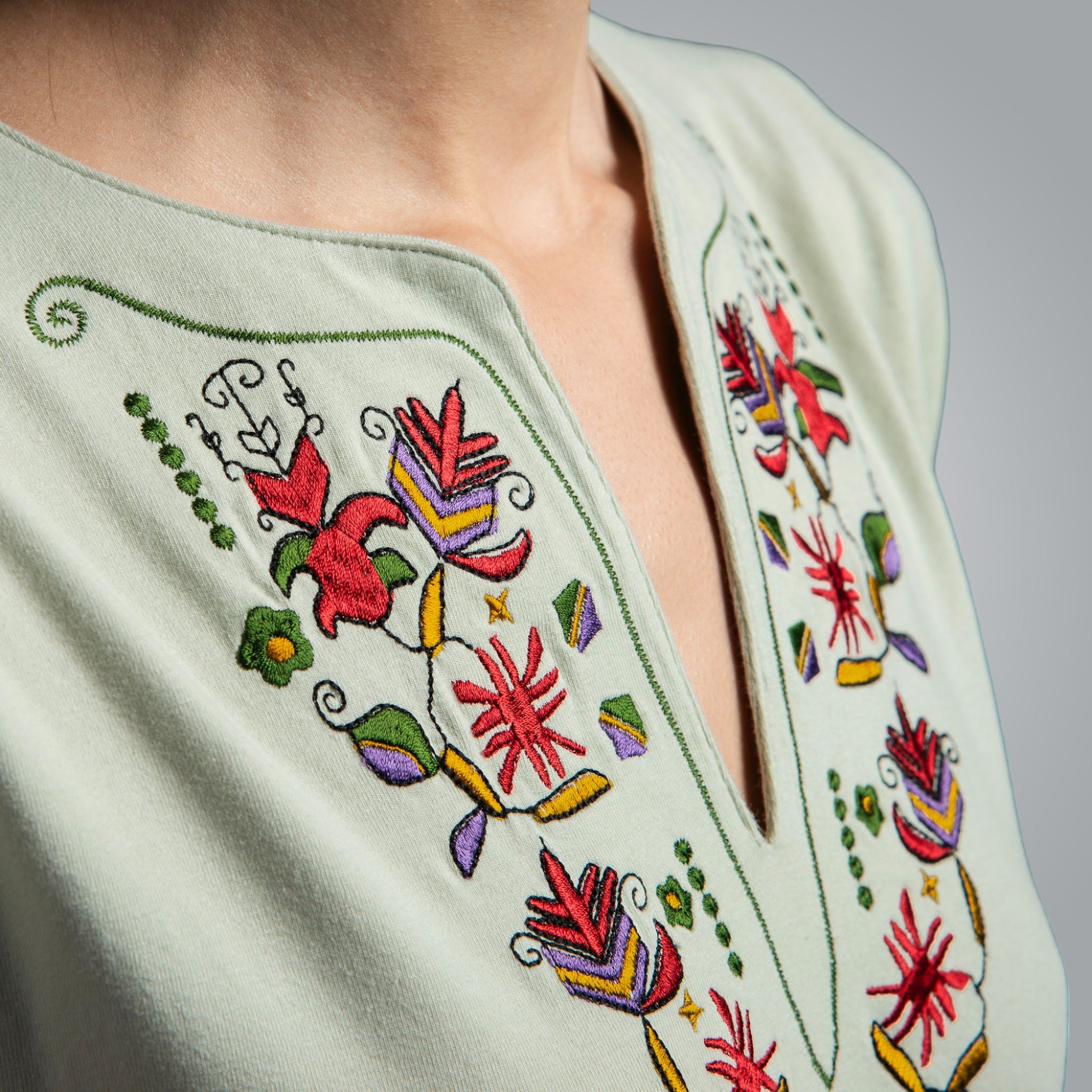 Тениска с V деколте - "Самоковска"