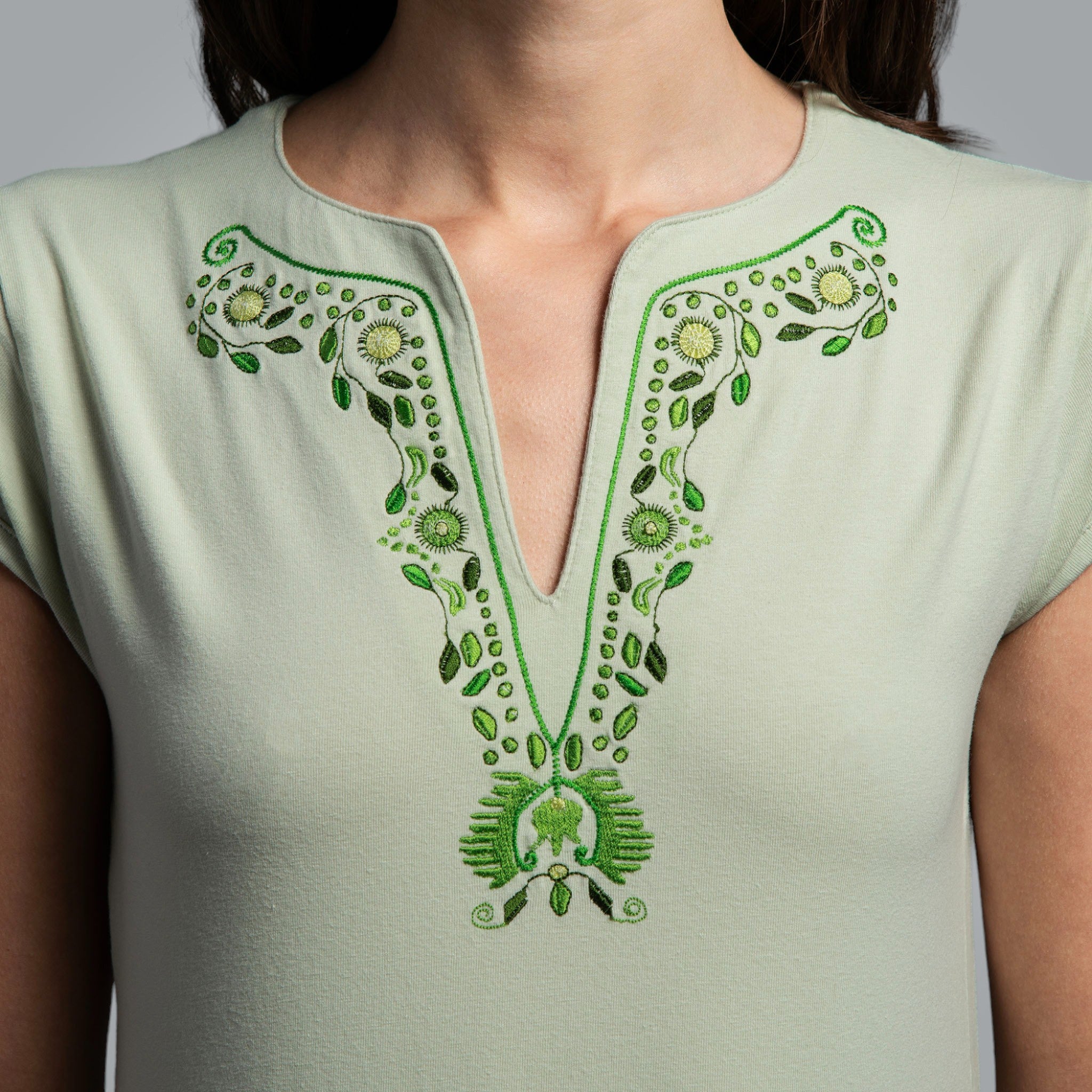 Тениска с V-деколте "Плодородие"