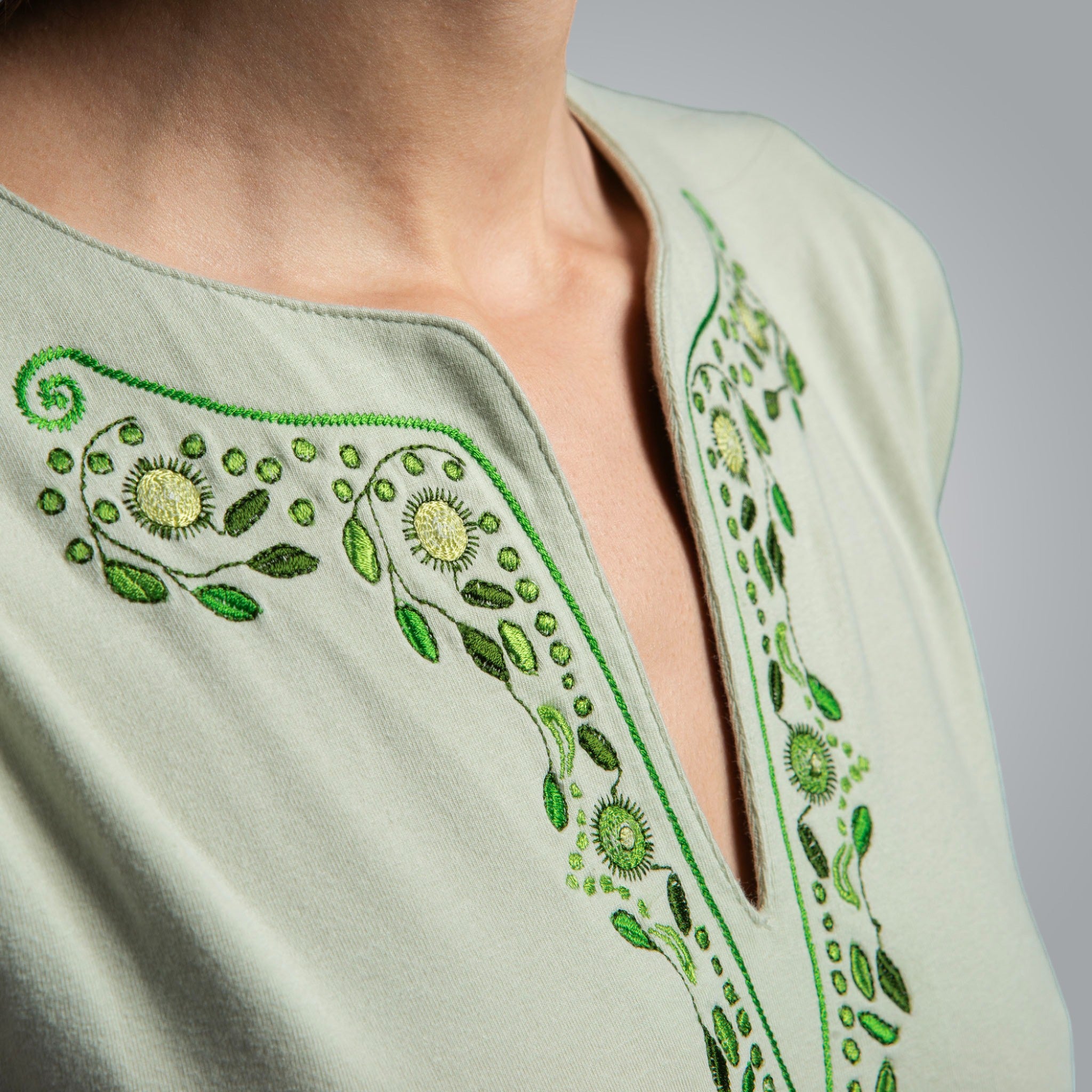 Тениска с V-деколте "Плодородие"