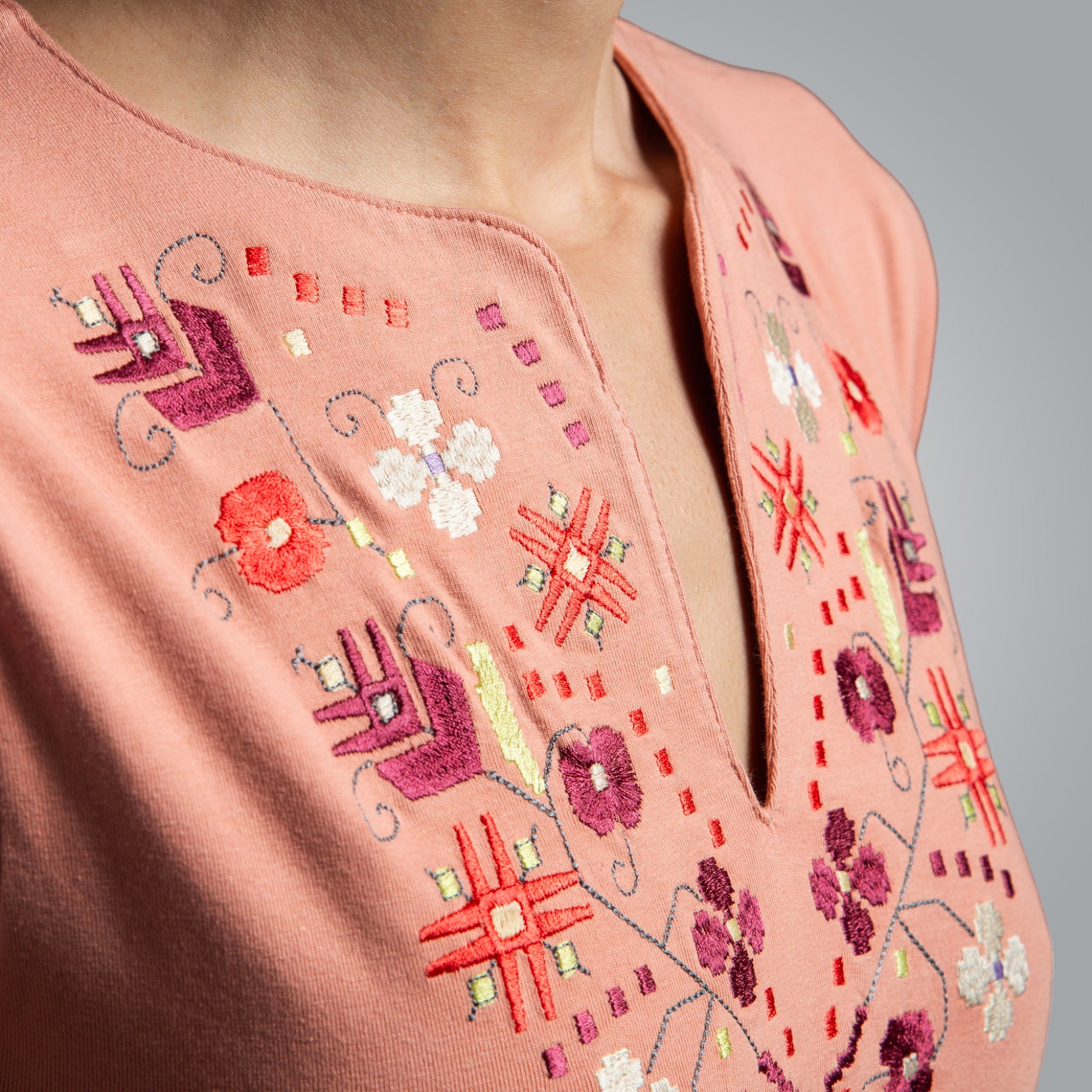 Тениска с V-деколте "Тракийска"