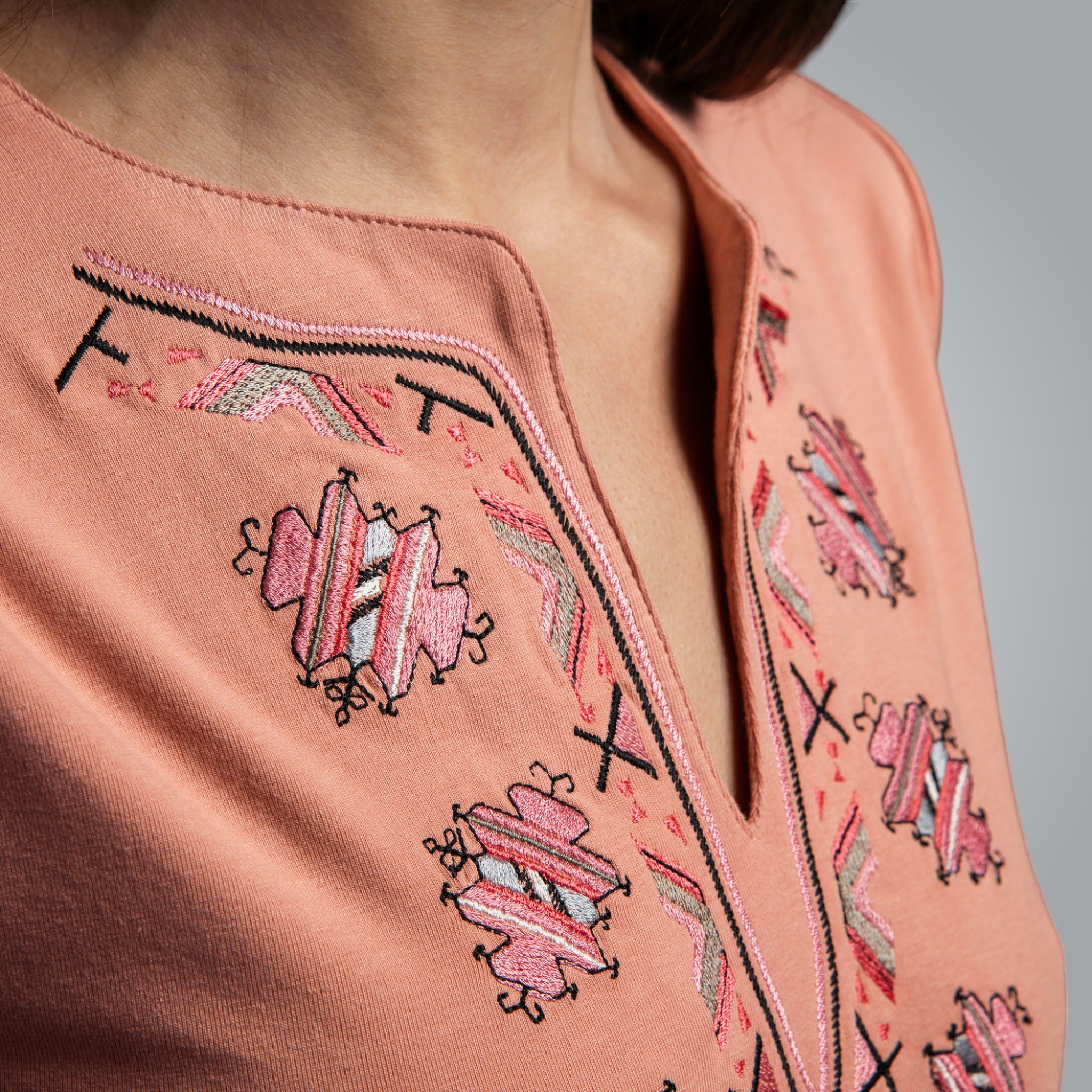 Тениска с V деколте "от Шоплука"