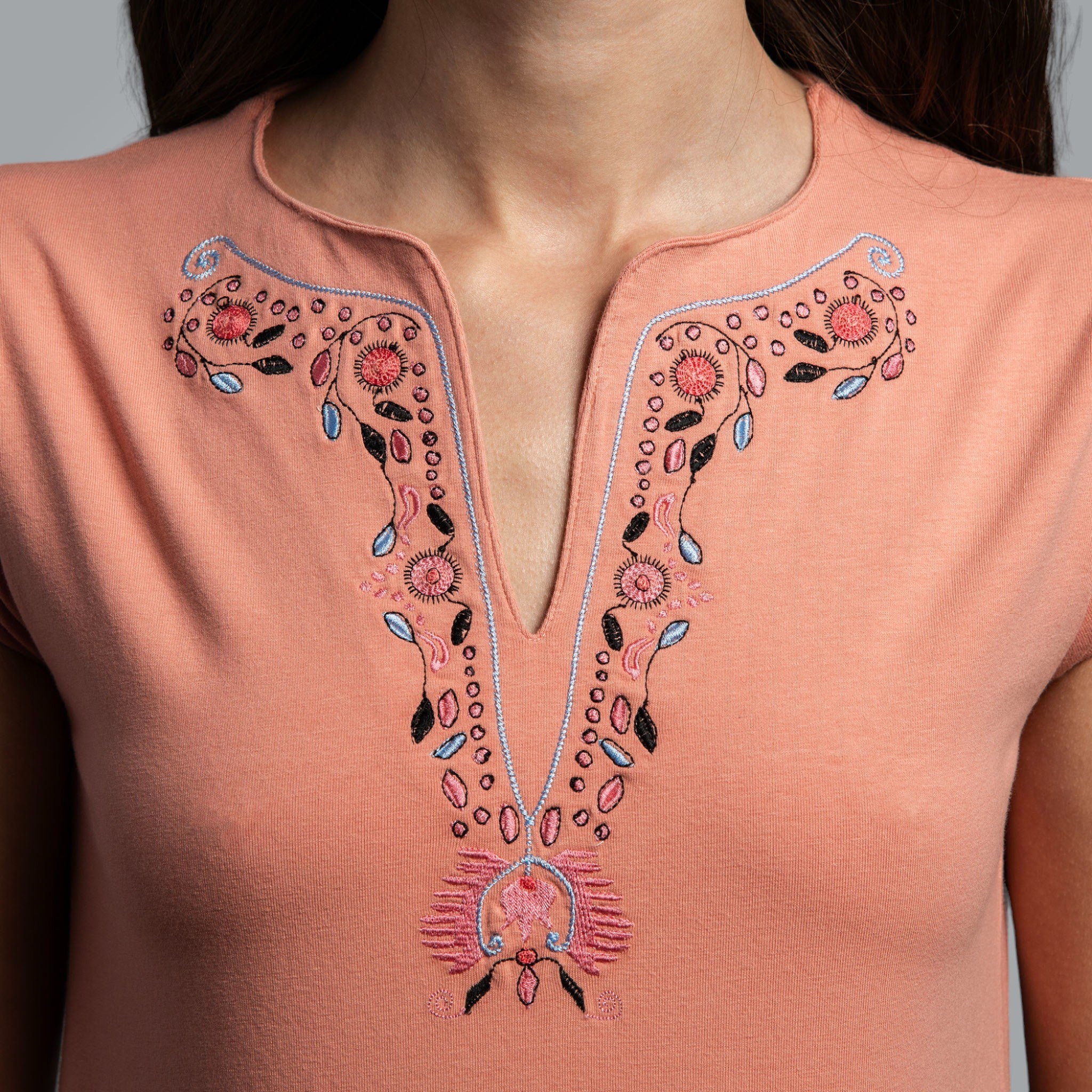 Тениска с V-деколте "Плодородие"