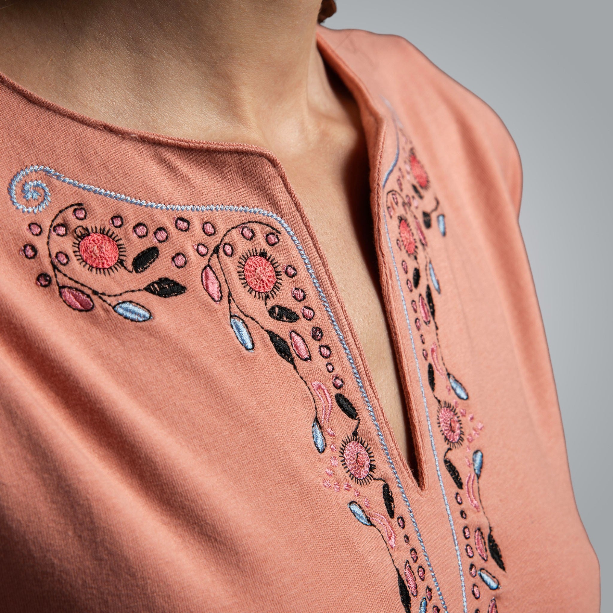 Тениска с V-деколте "Плодородие"