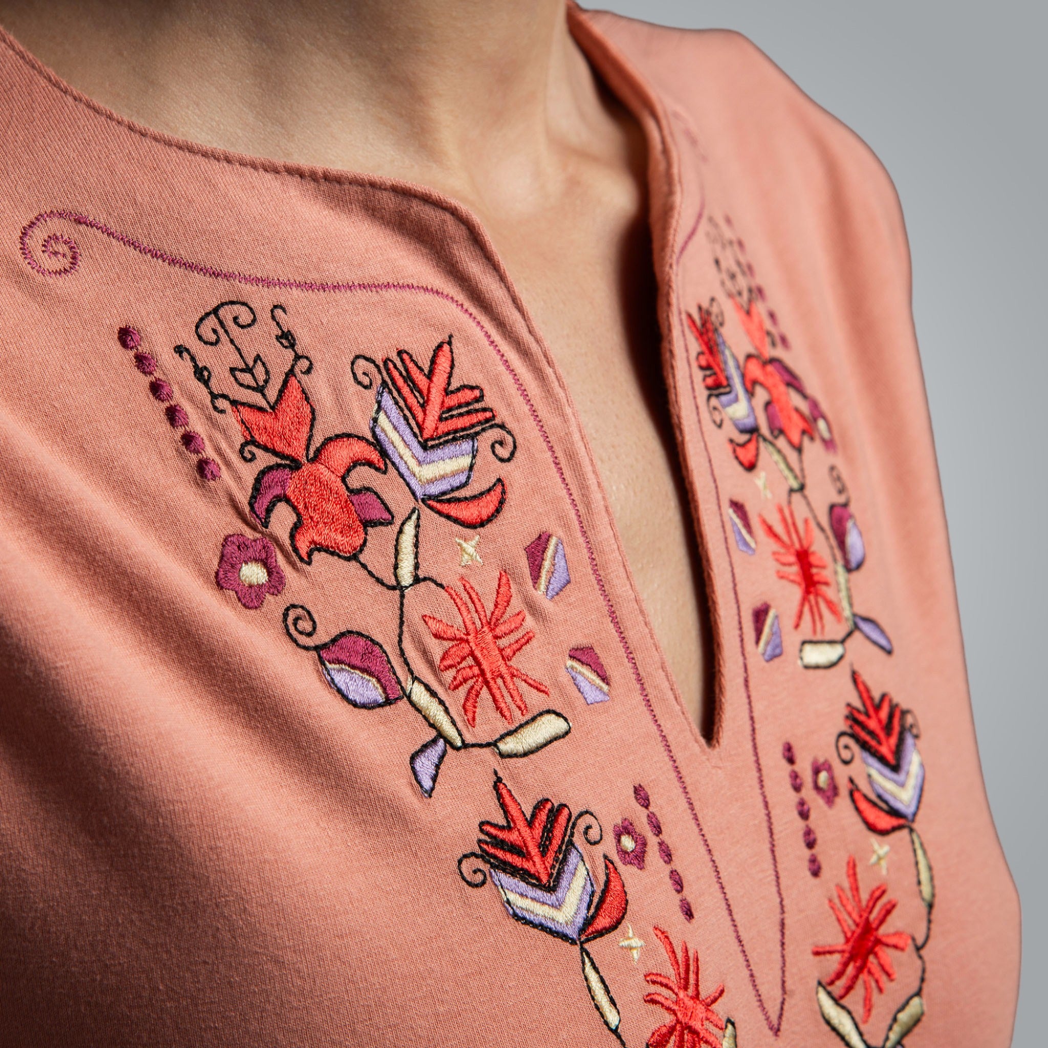 Тениска с V деколте - "Самоковска"