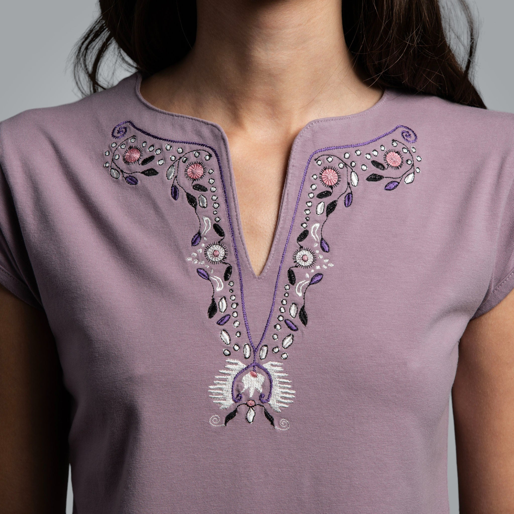 Тениска с V-деколте "Плодородие"