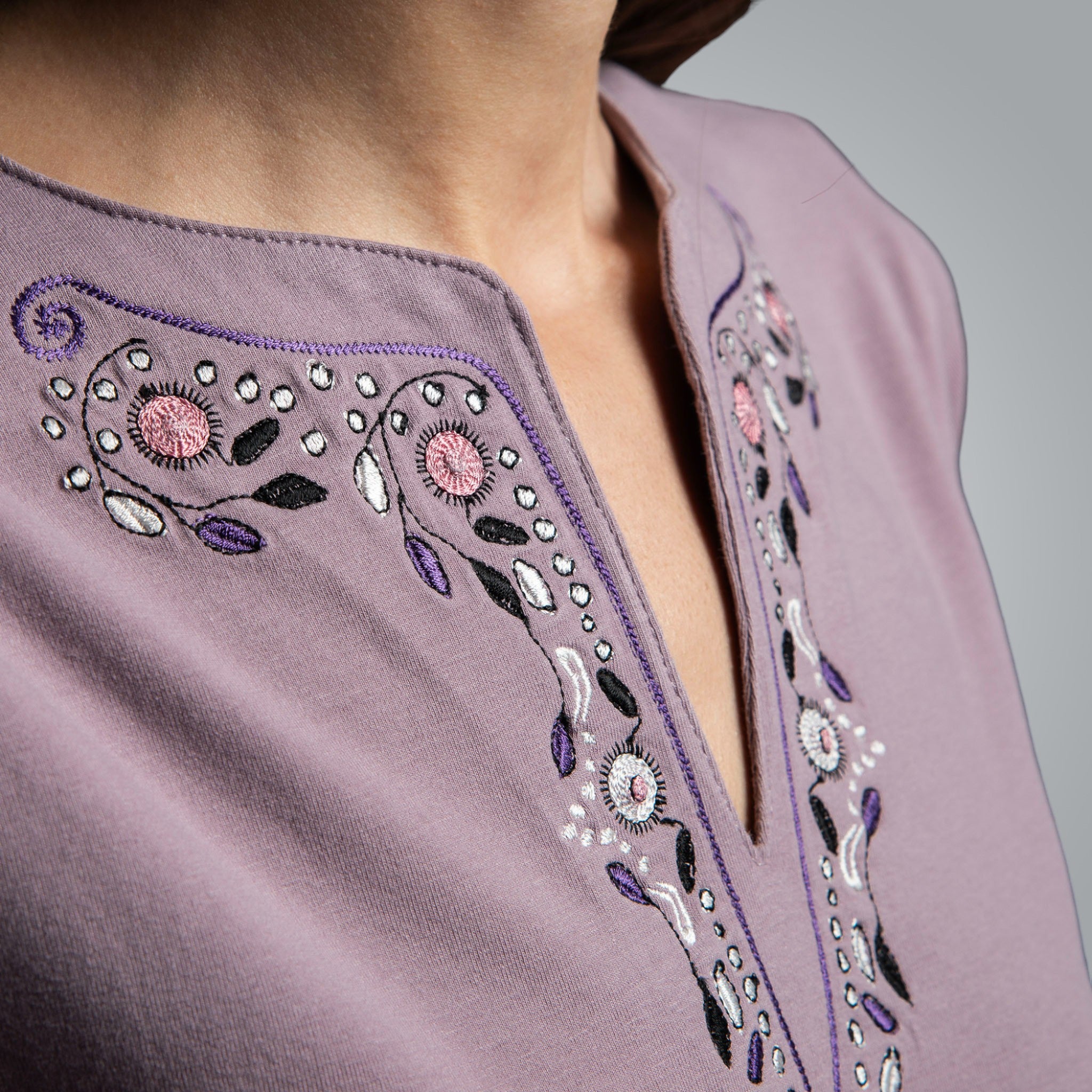 Тениска с V-деколте "Плодородие"