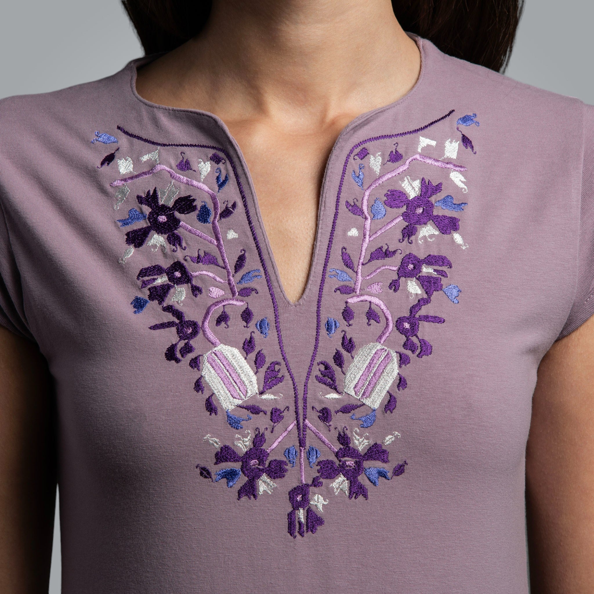 Тениска с V-деколте "Дърво на живота"