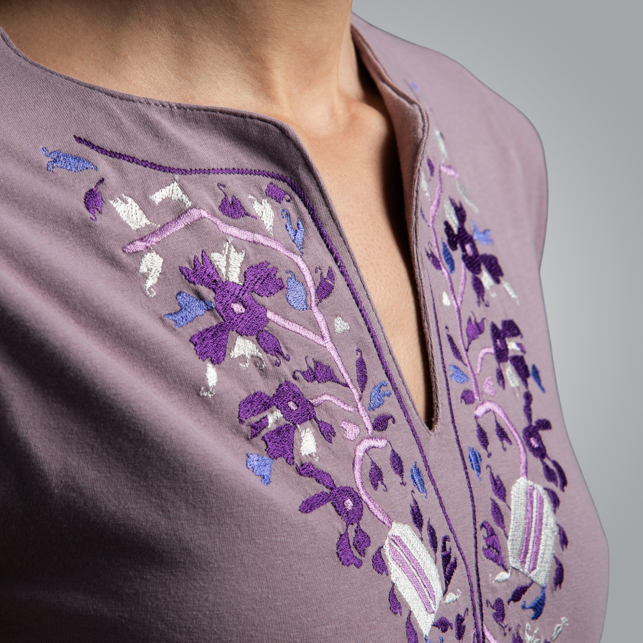 Тениска с V-деколте "Дърво на живота"