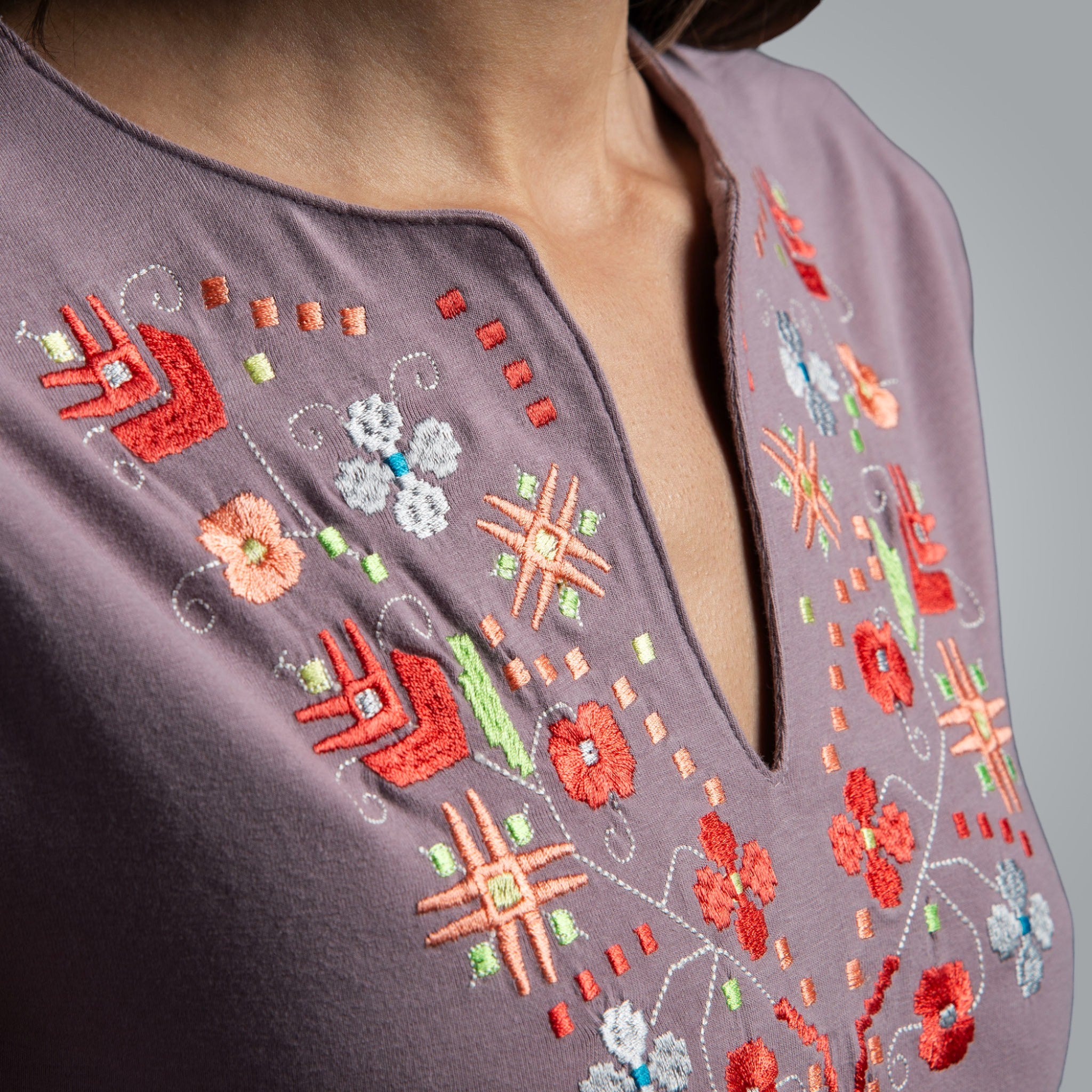 Тениска с V-деколте "Тракийска"