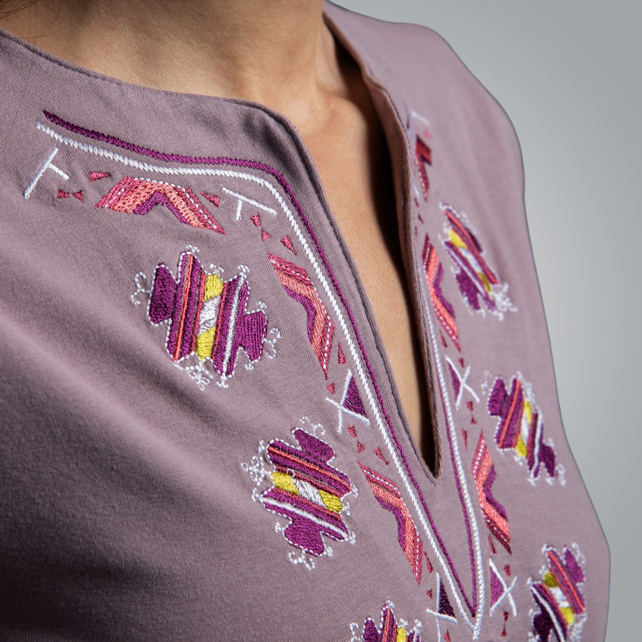 Тениска с V деколте "от Шоплука"