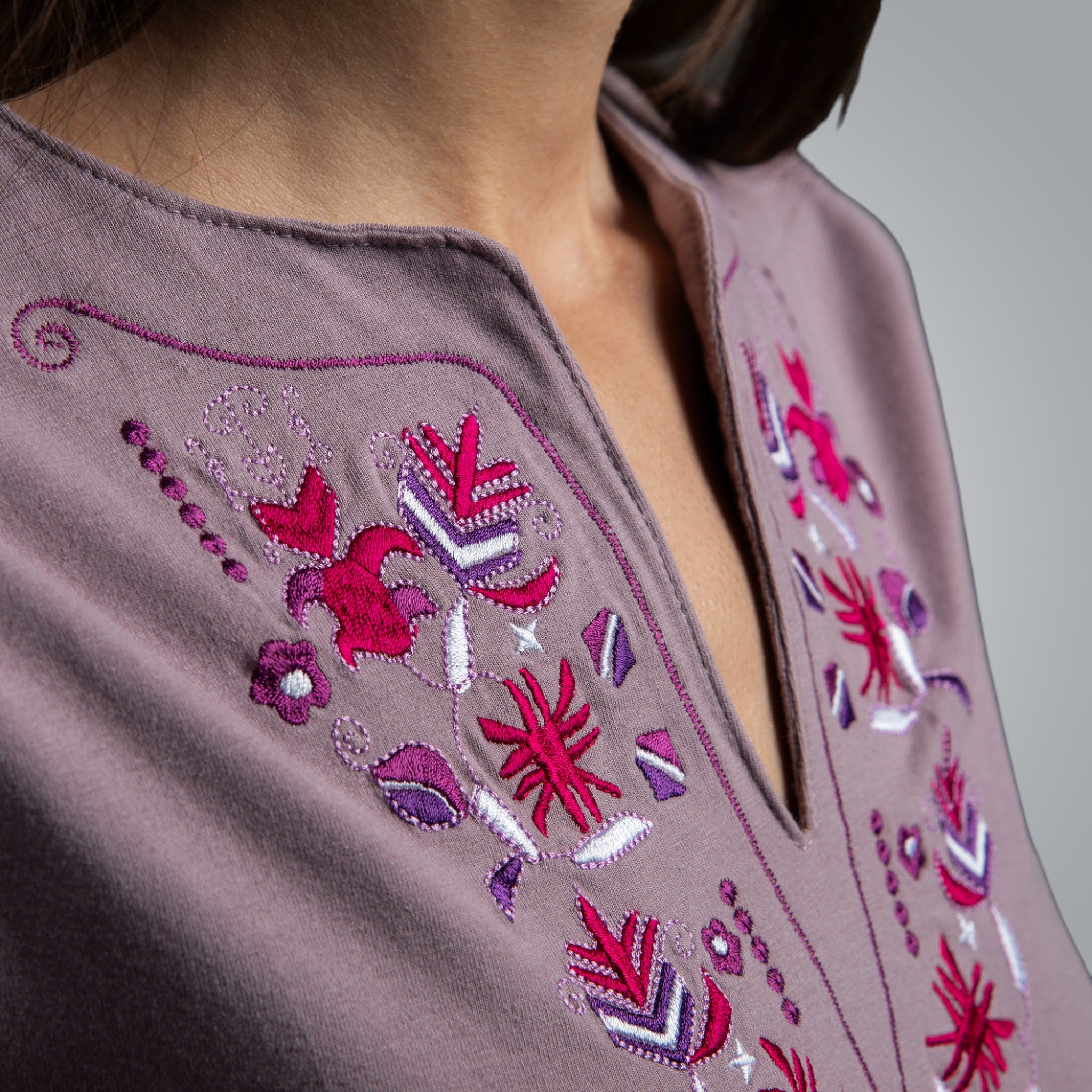 Тениска с V деколте - "Самоковска"