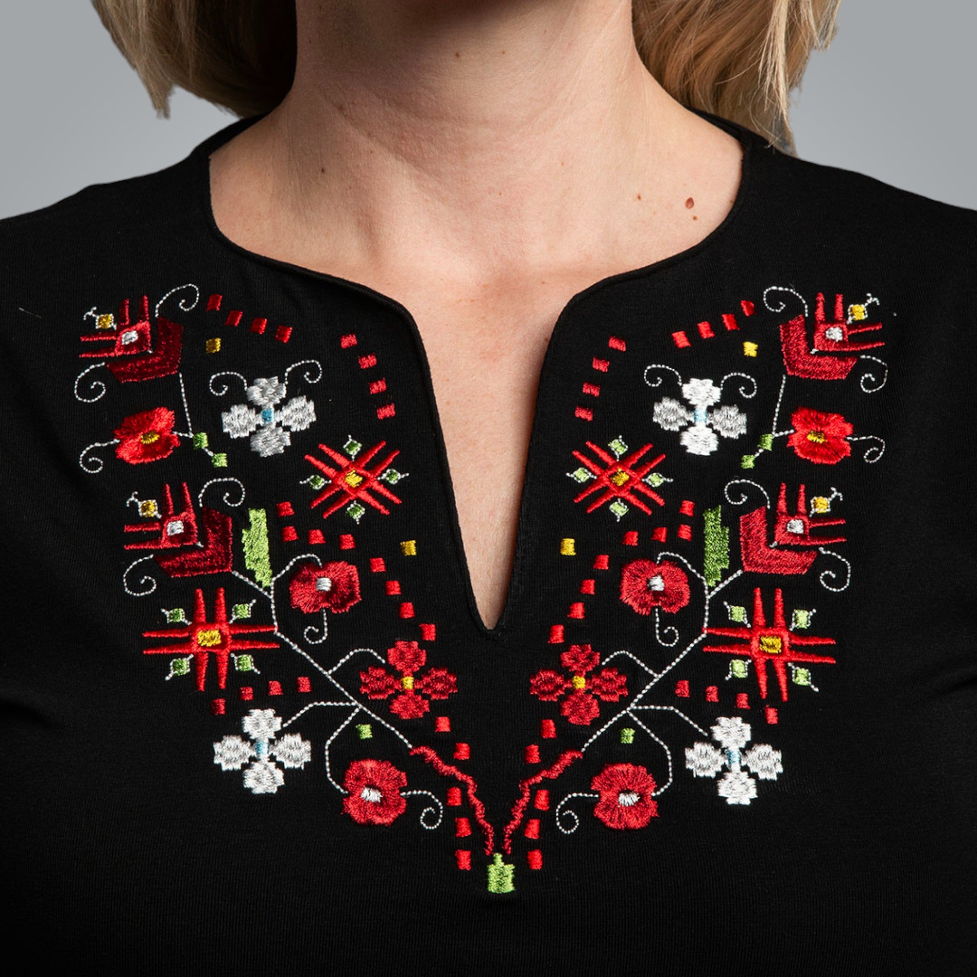 Тениска с V-деколте "Тракийска"