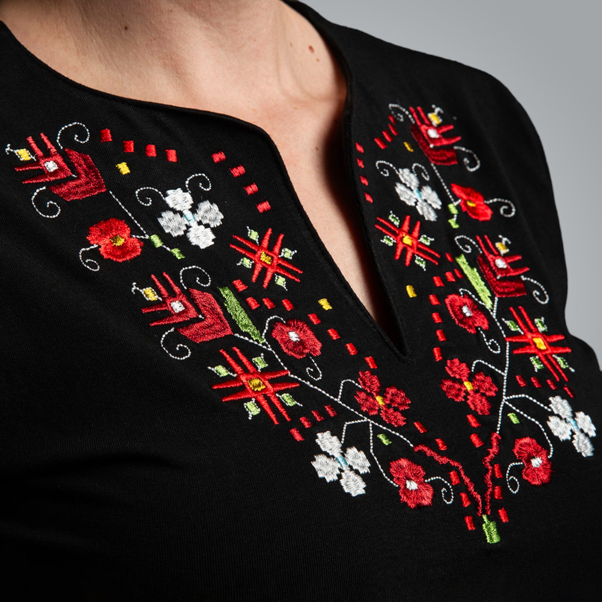 Тениска с V-деколте "Тракийска"