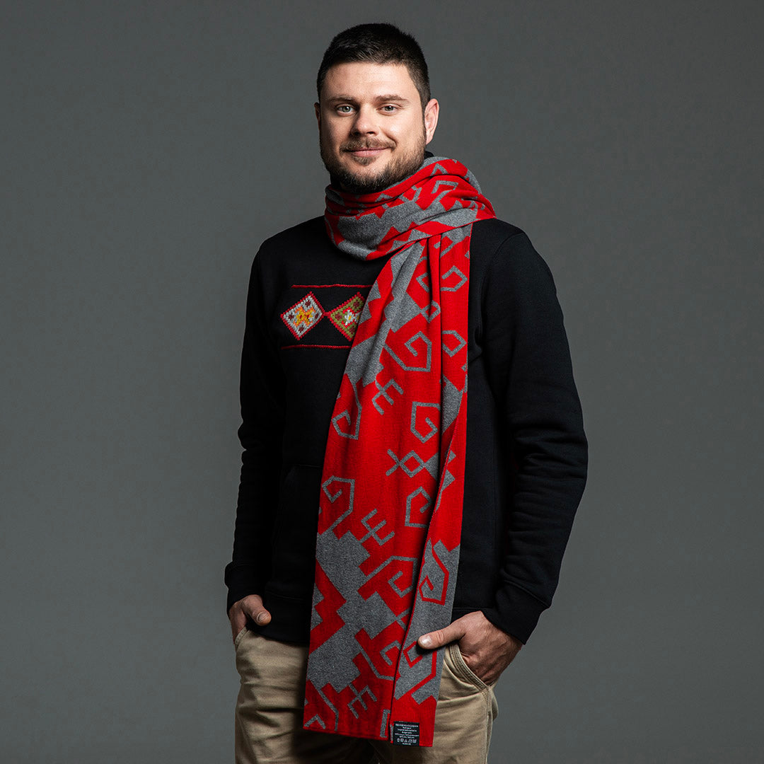 Мъж с червено-сивия шал "Елбетица", увит около врата