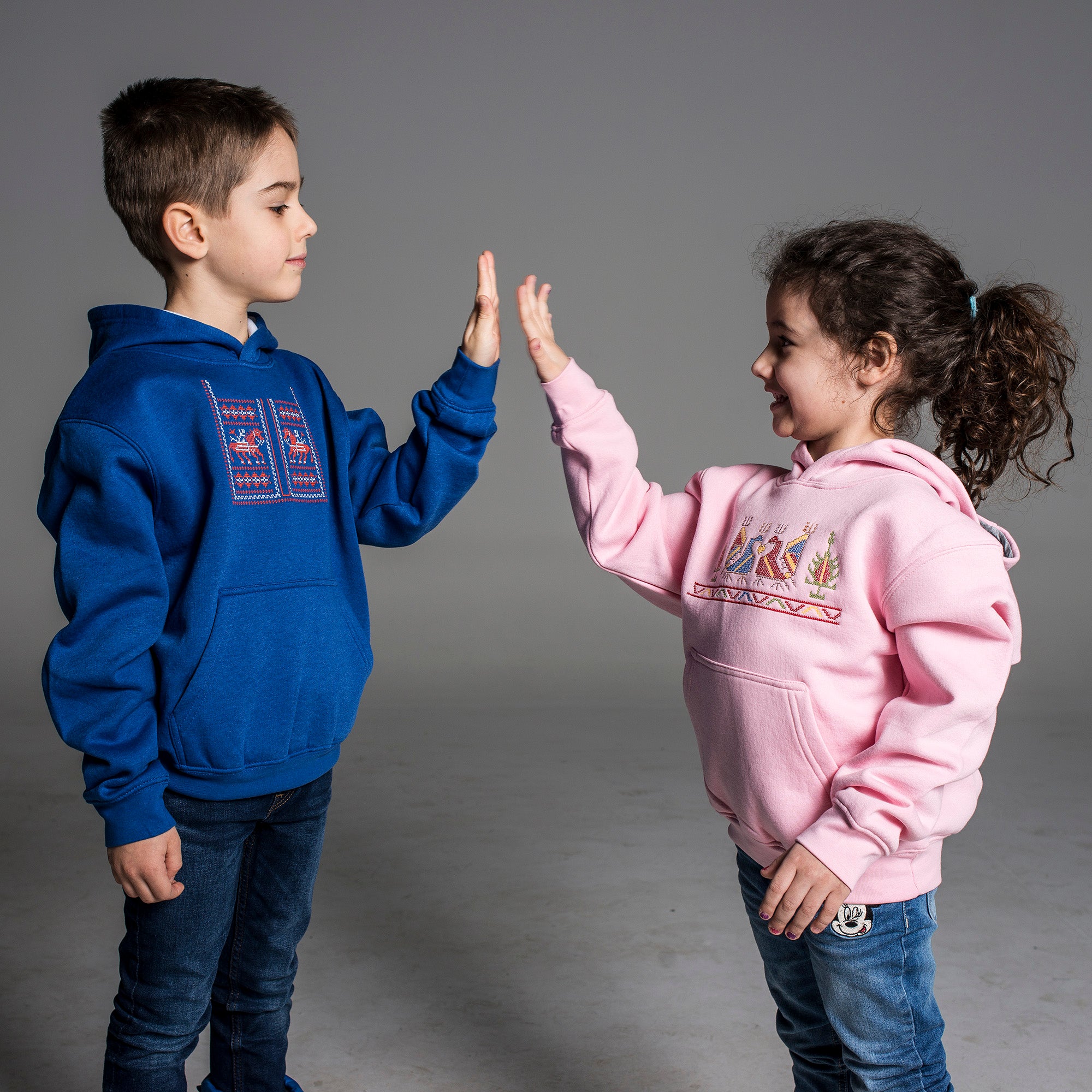 Детска блуза с качулка бродирана с шевица "Кончета" от Везба