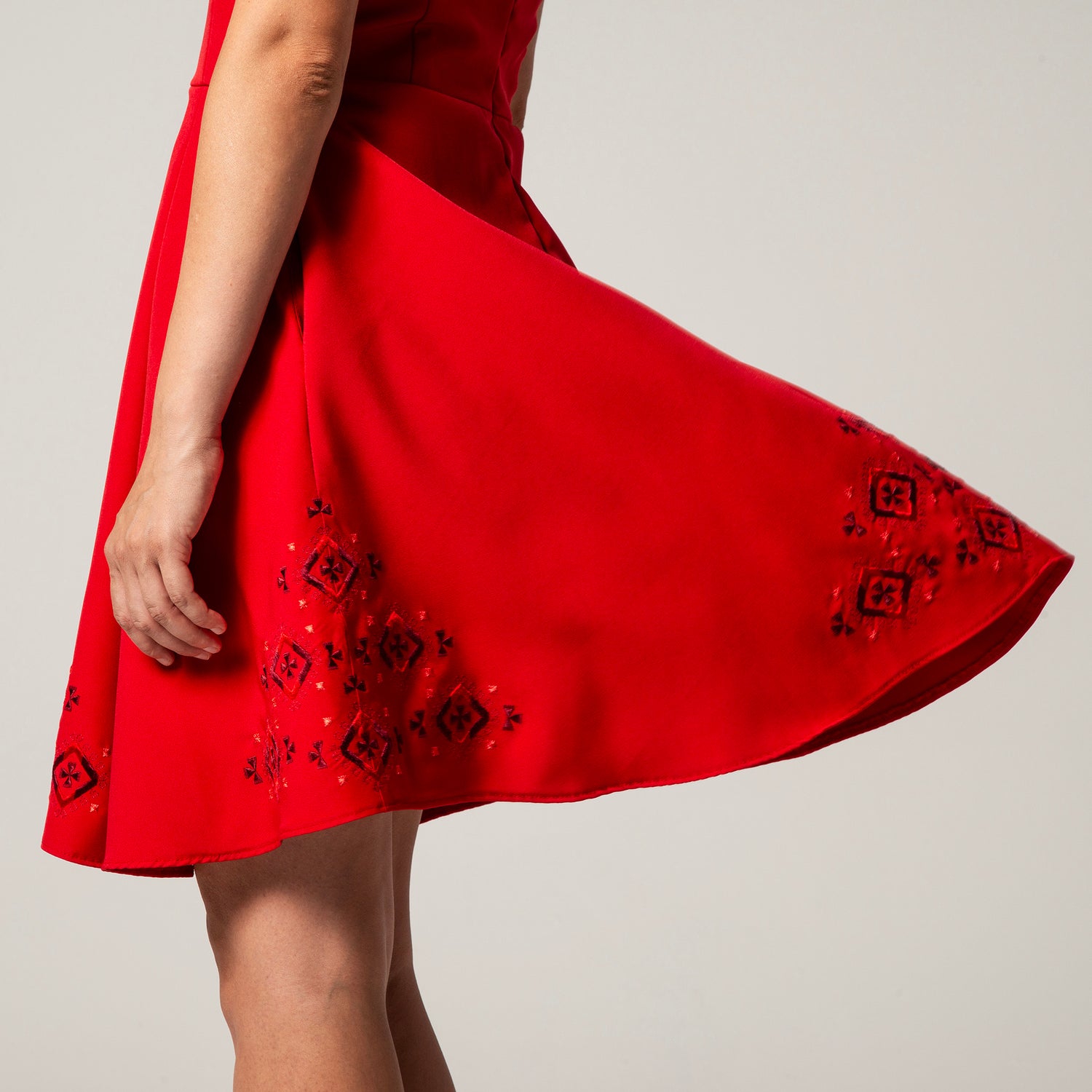 OUTLET Къса рокля с "Нашенска" шевица